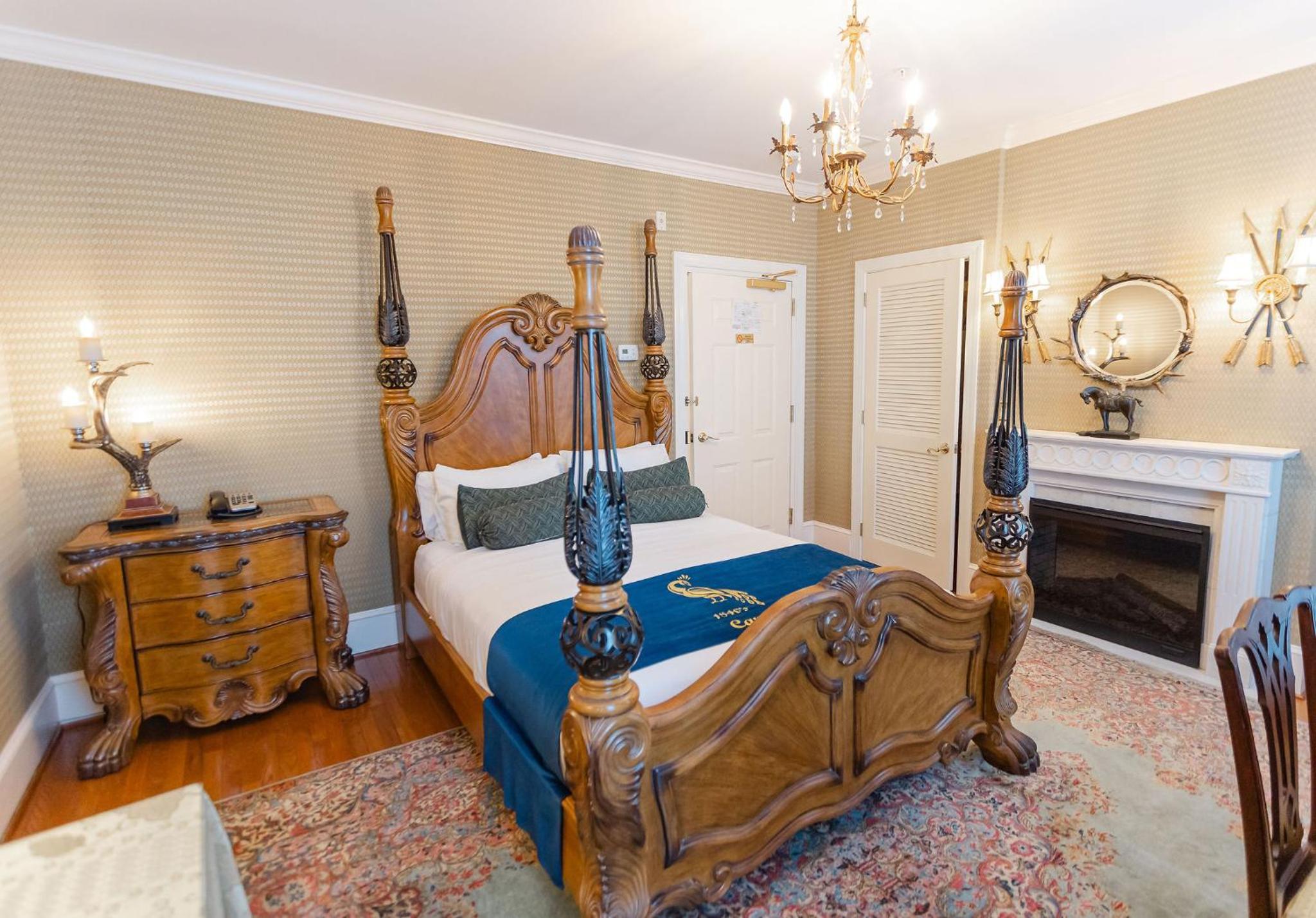 Equestrian Room 206 photo 2