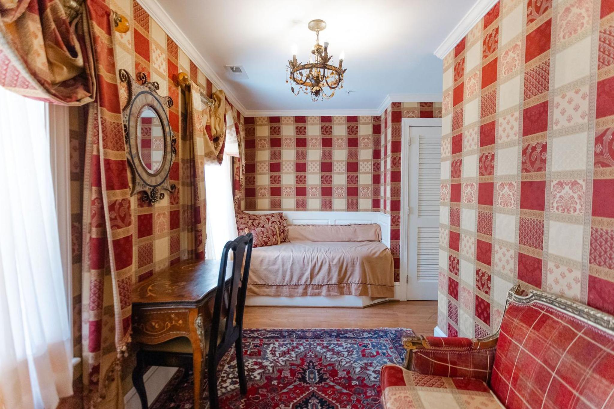 Caton Suite 301 photo 3
