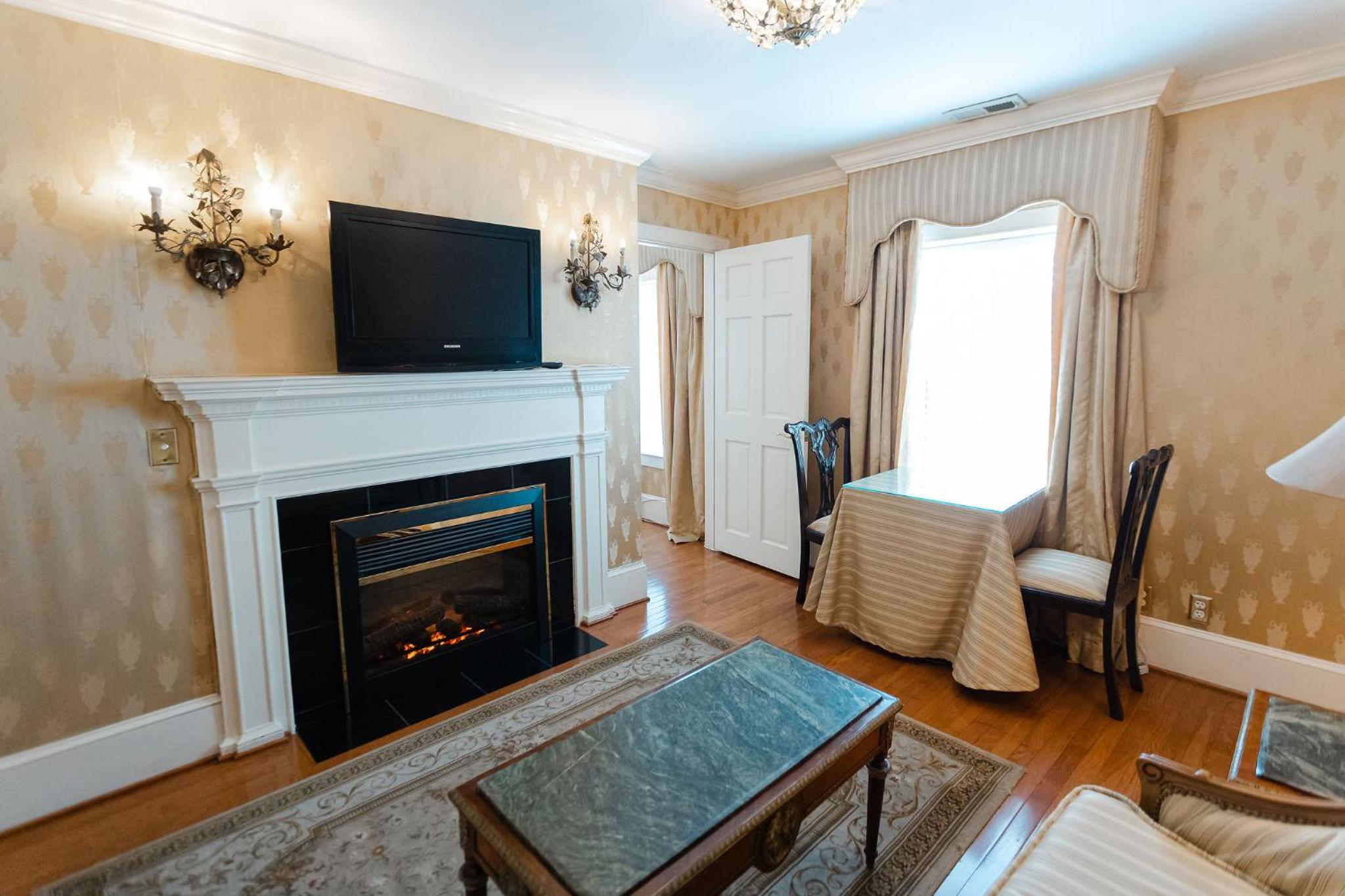 Diplomat Suite 302 photo 3