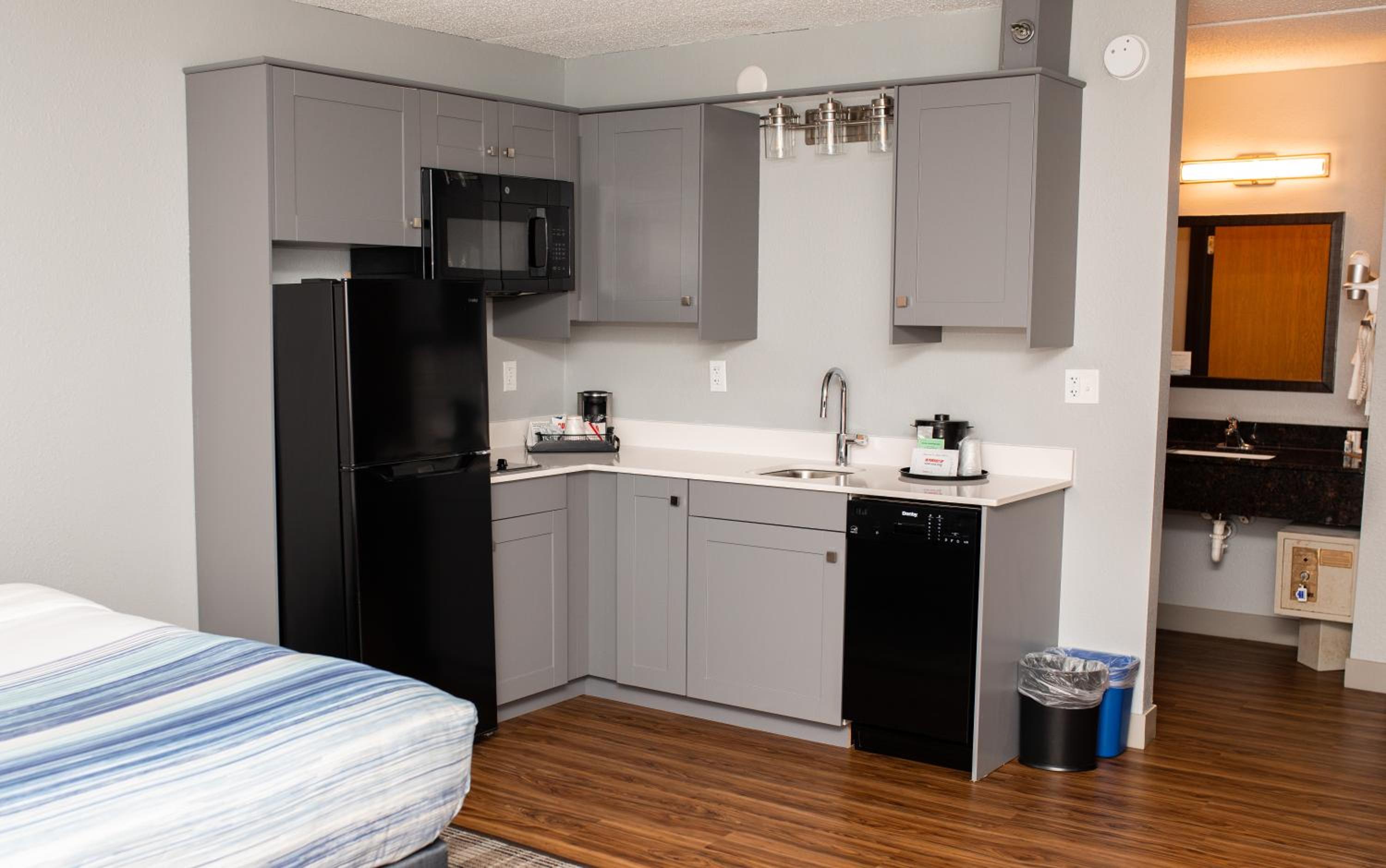 King Suite with Kitchenette - Non-Smoking - Photo 5