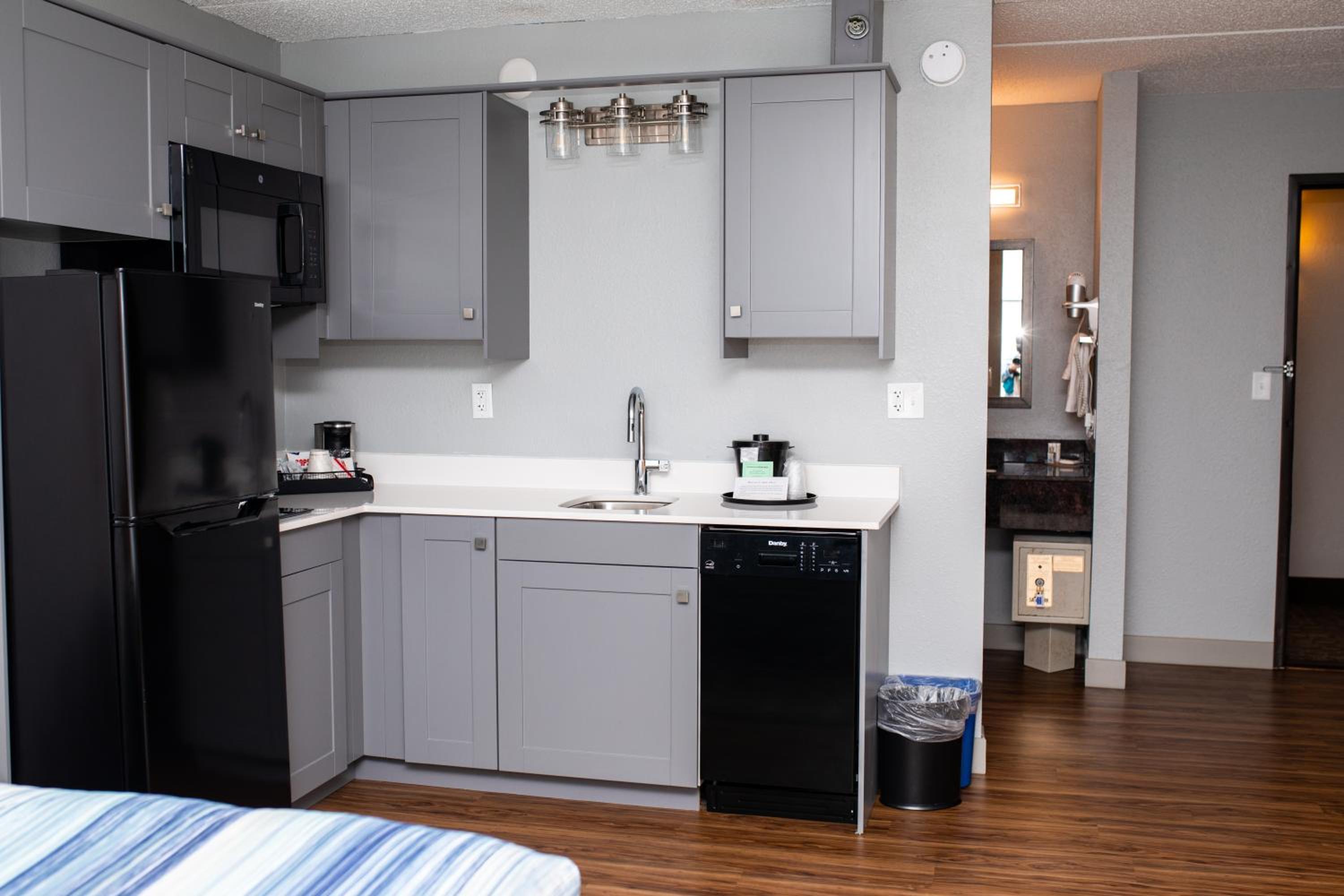 King Suite with Kitchenette - Non-Smoking - Photo 6