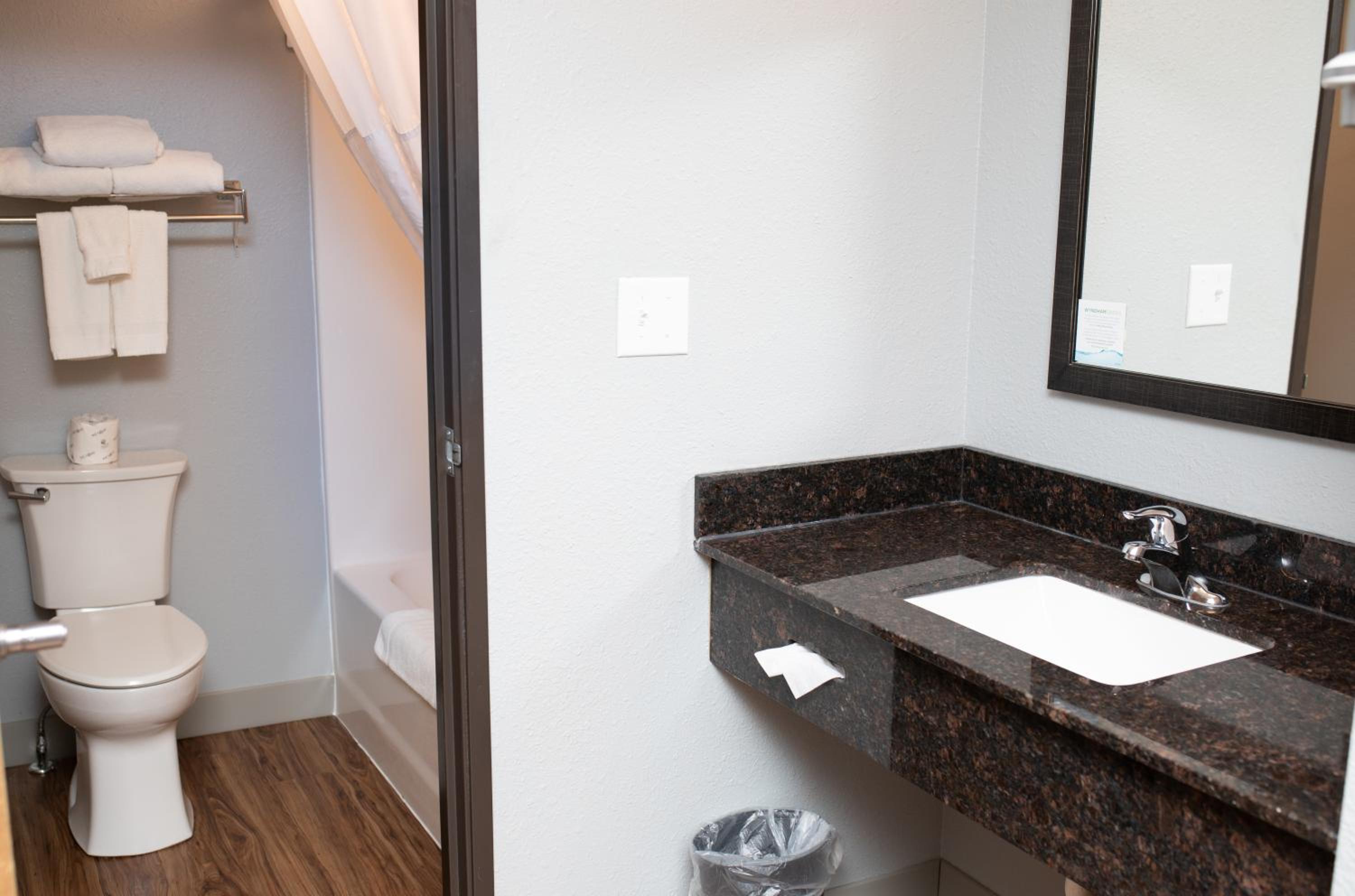 King Suite with Kitchenette - Non-Smoking - Photo 2