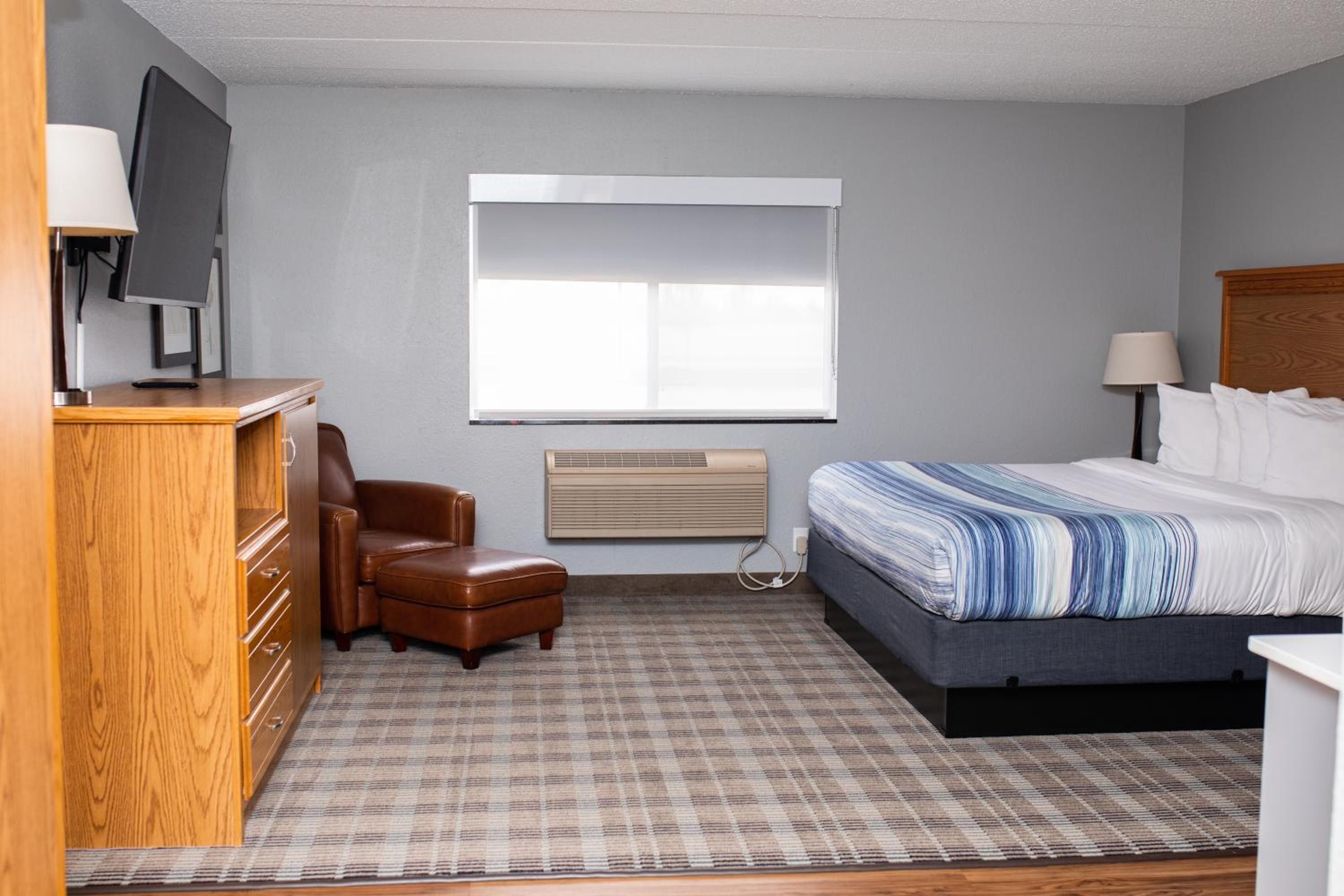 King Suite with Kitchenette - Non-Smoking - Photo 1