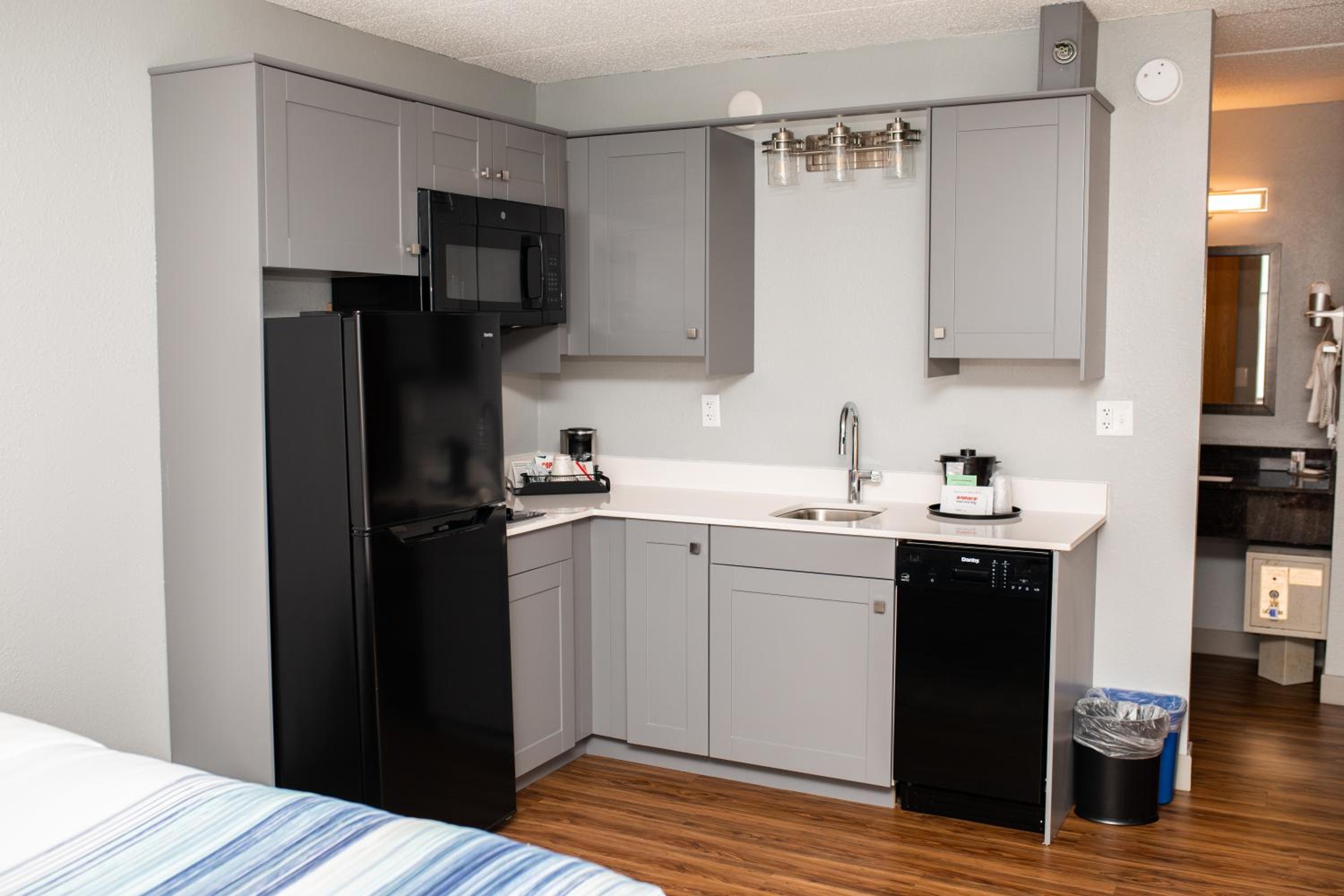 King Suite with Kitchenette - Non-Smoking - Photo 3