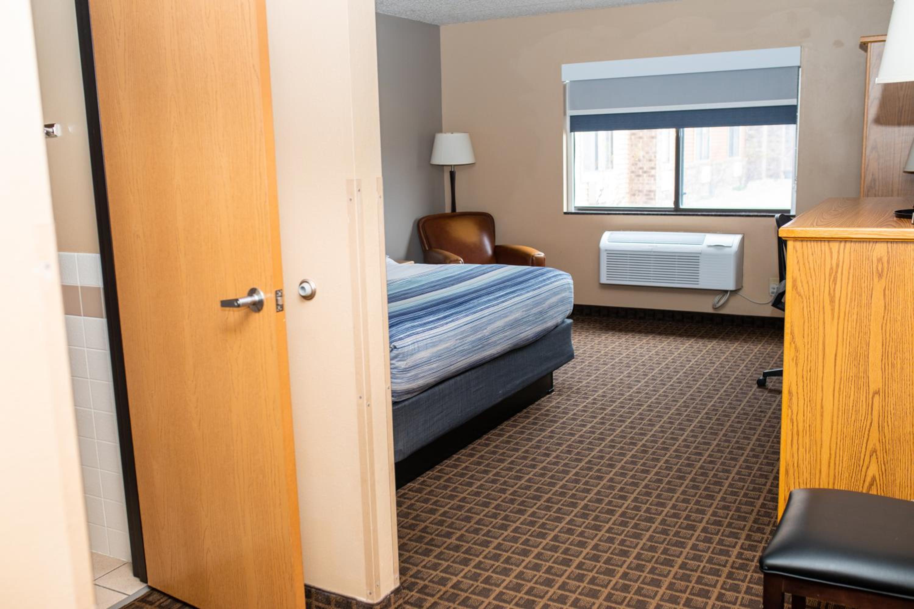 King Room - Non-Smoking - Photo 3