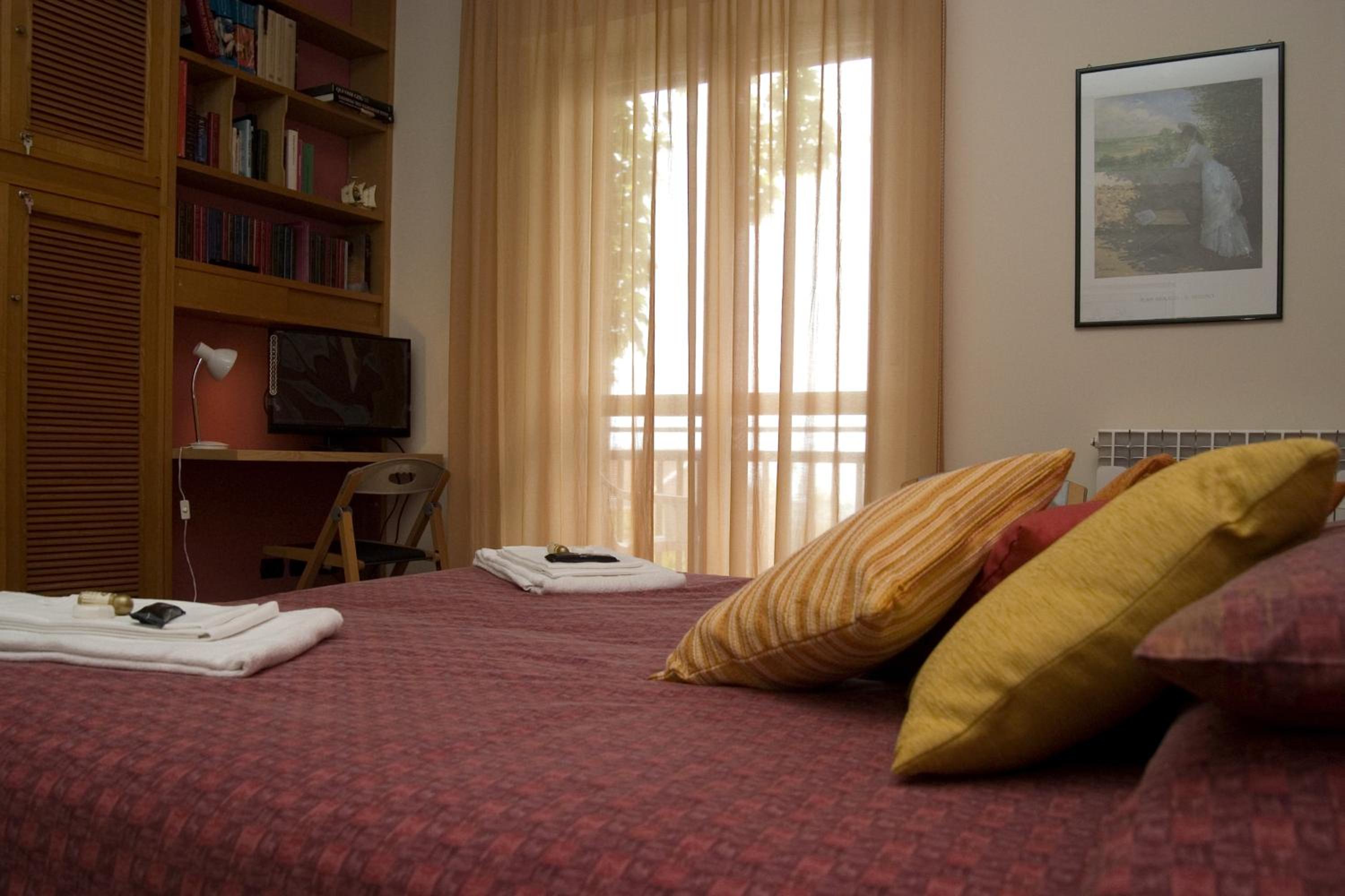 Deluxe Double Room with Balcony - Photo 5