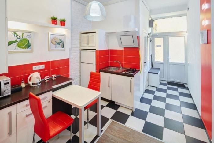 Deluxe One-Bedroom Apartment with City View photo 3