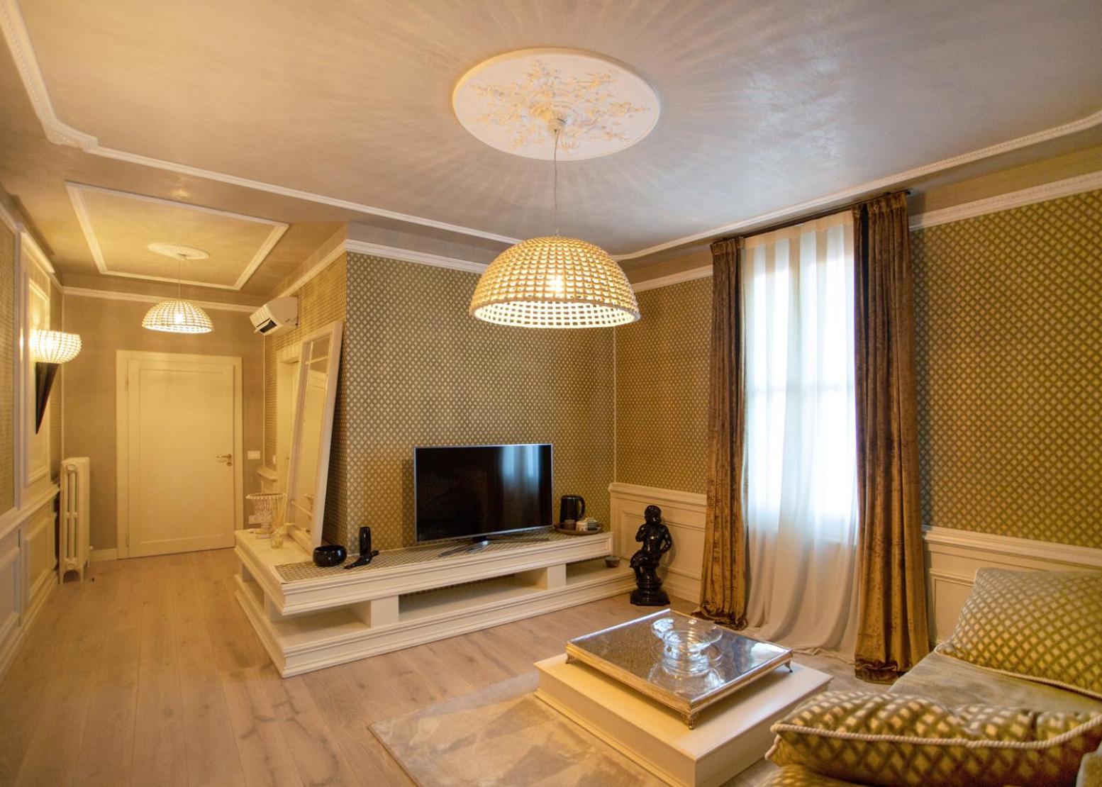 Deluxe Room (2 Adults + 1 Child)