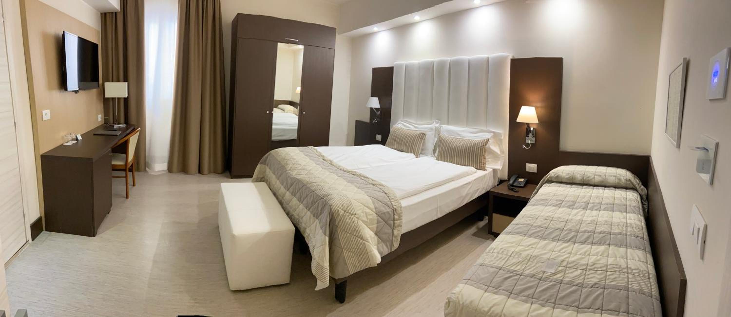 Standard King Room photo 2