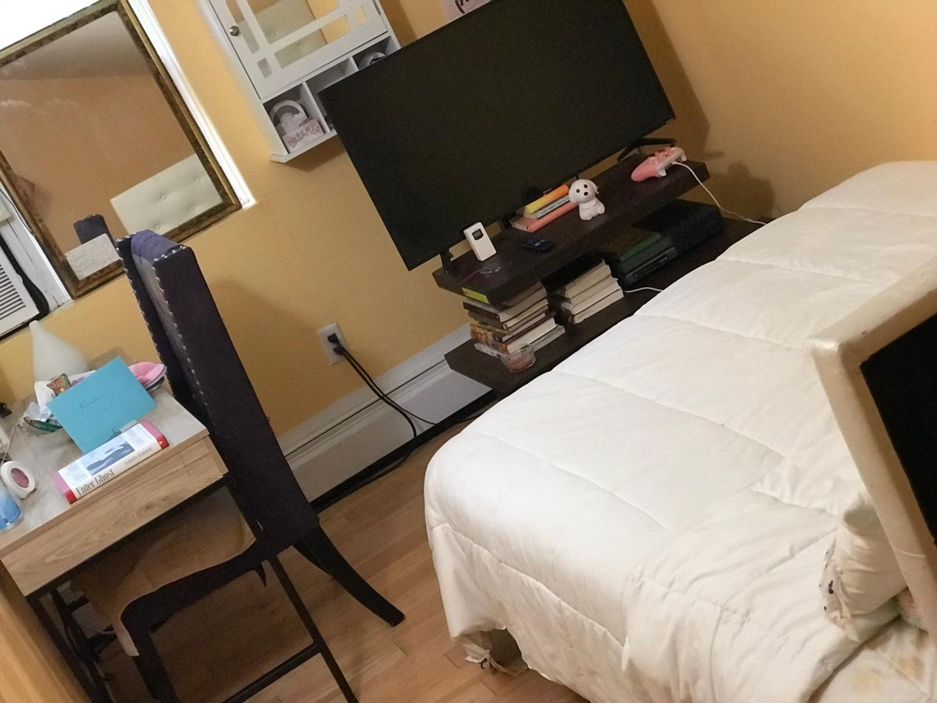 Queen Room With Shared Bathroom photo 2