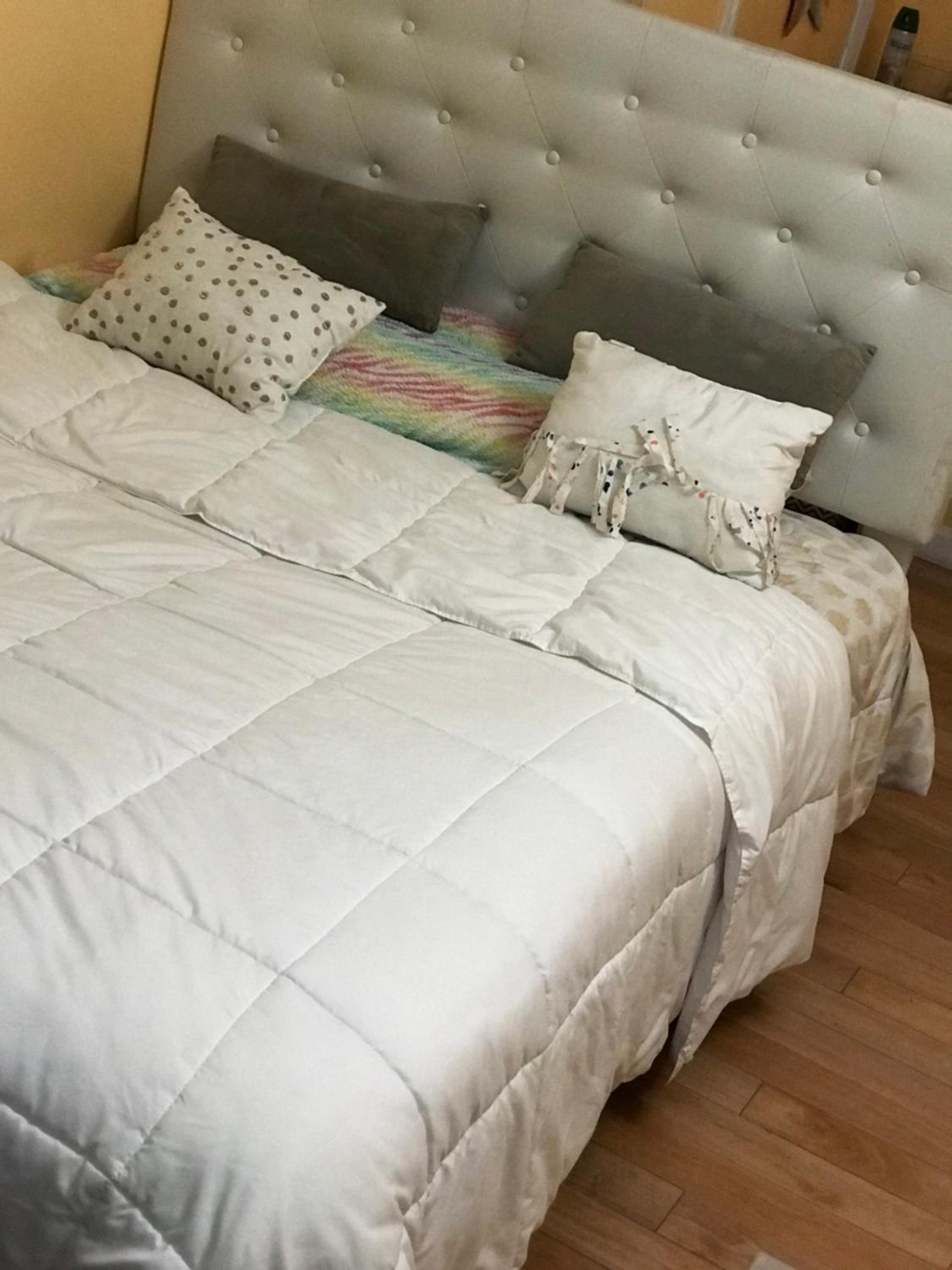 Queen Room With Shared Bathroom photo 3