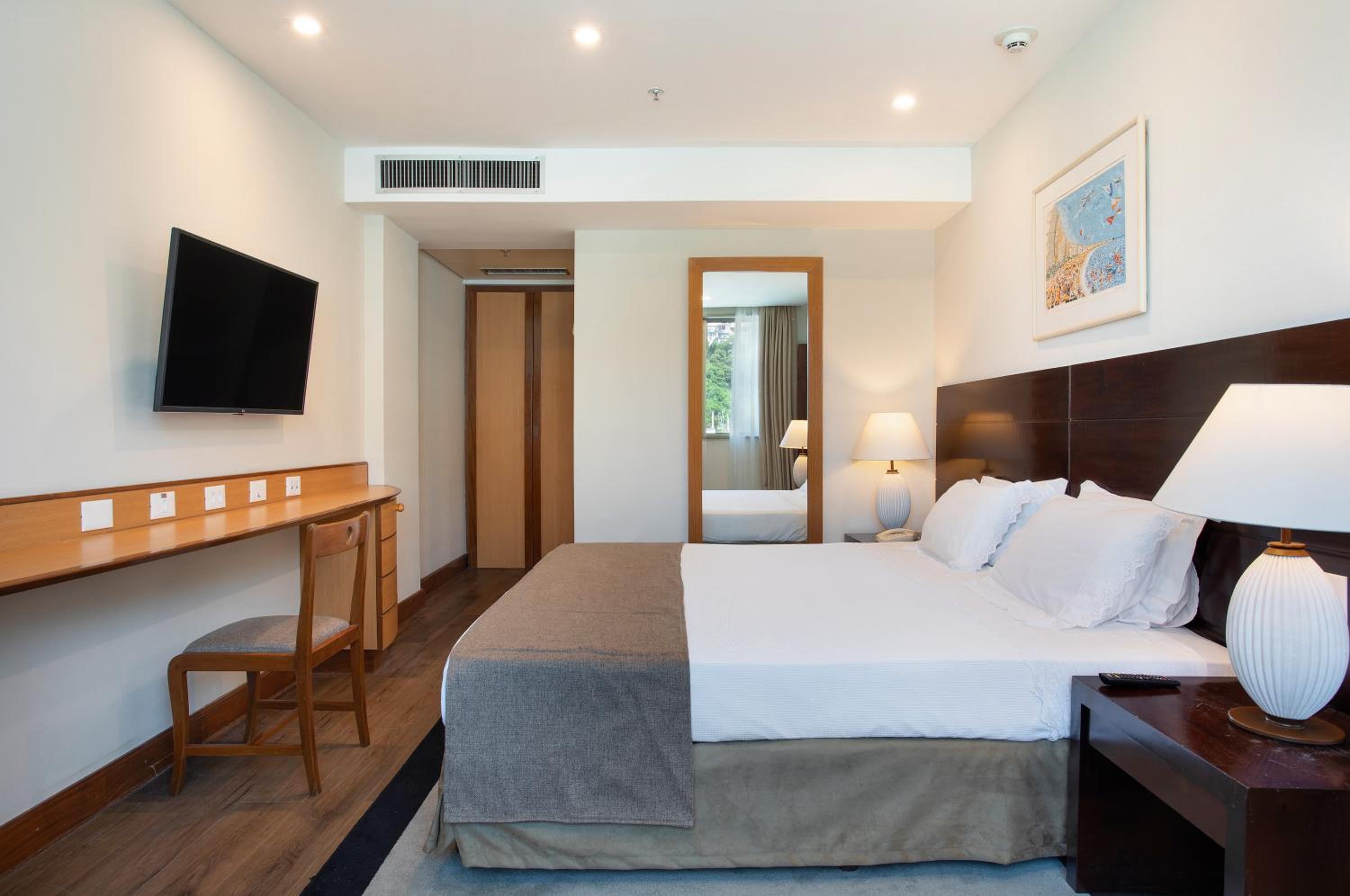 Junior Suite with City View thumbnail 5