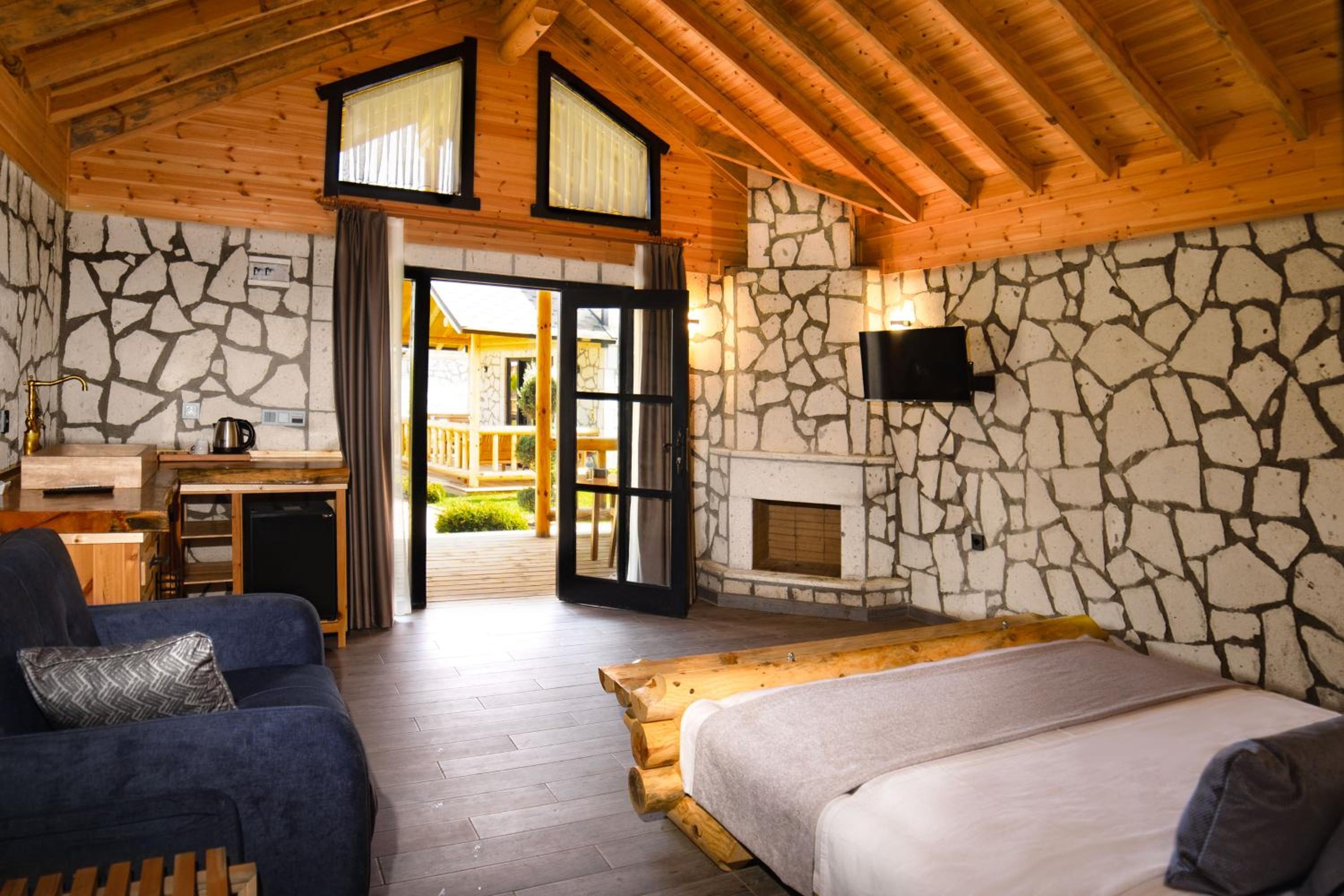 One-Bedroom Bungalow - Photo 2