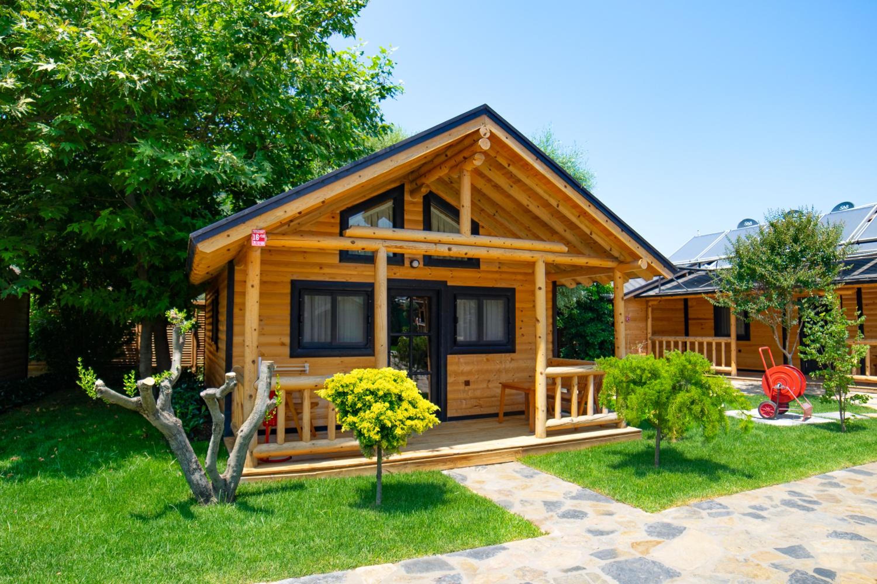 One-Bedroom Bungalow - Photo 5