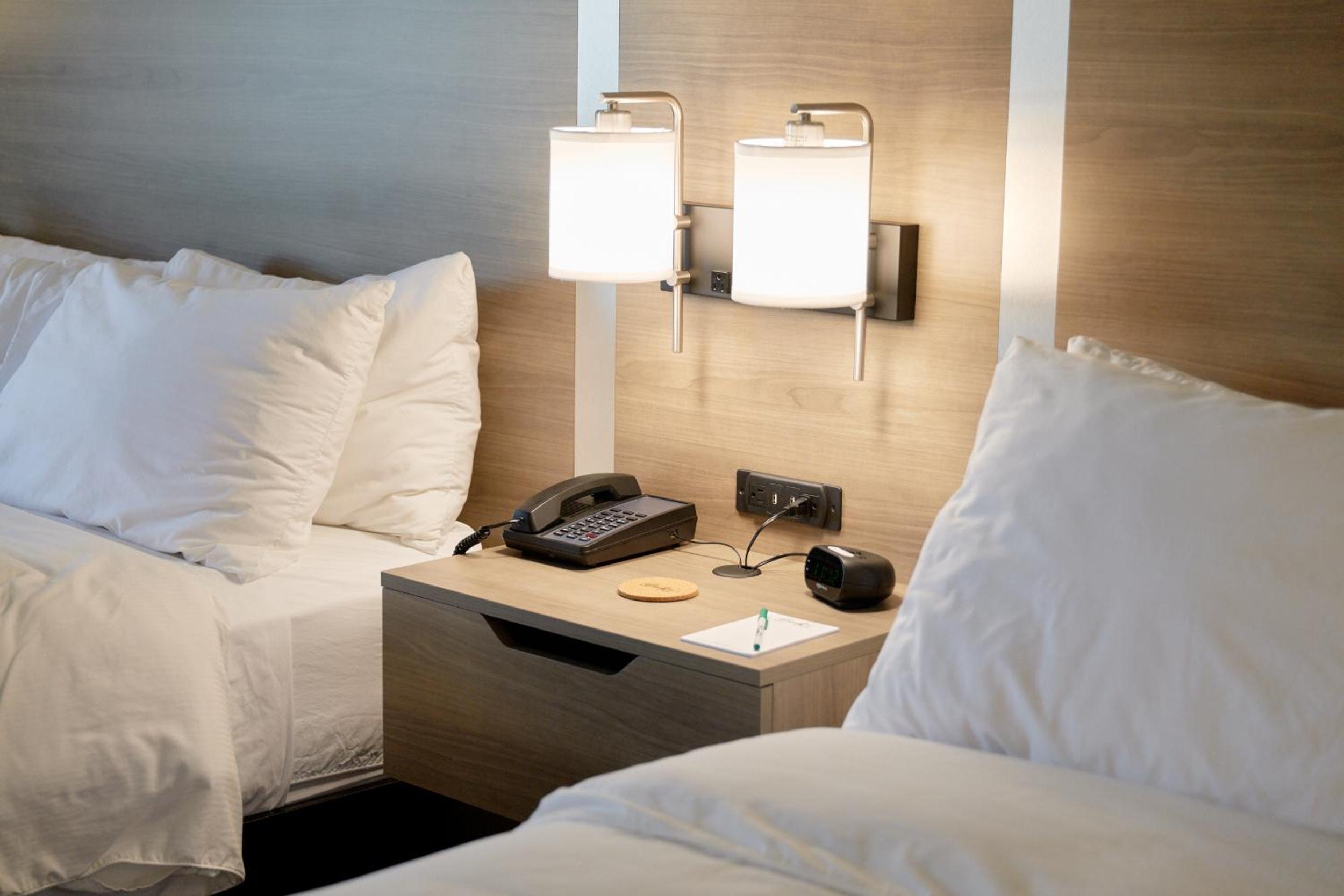 Standard Queen Room with Two Queen Beds - Photo 5