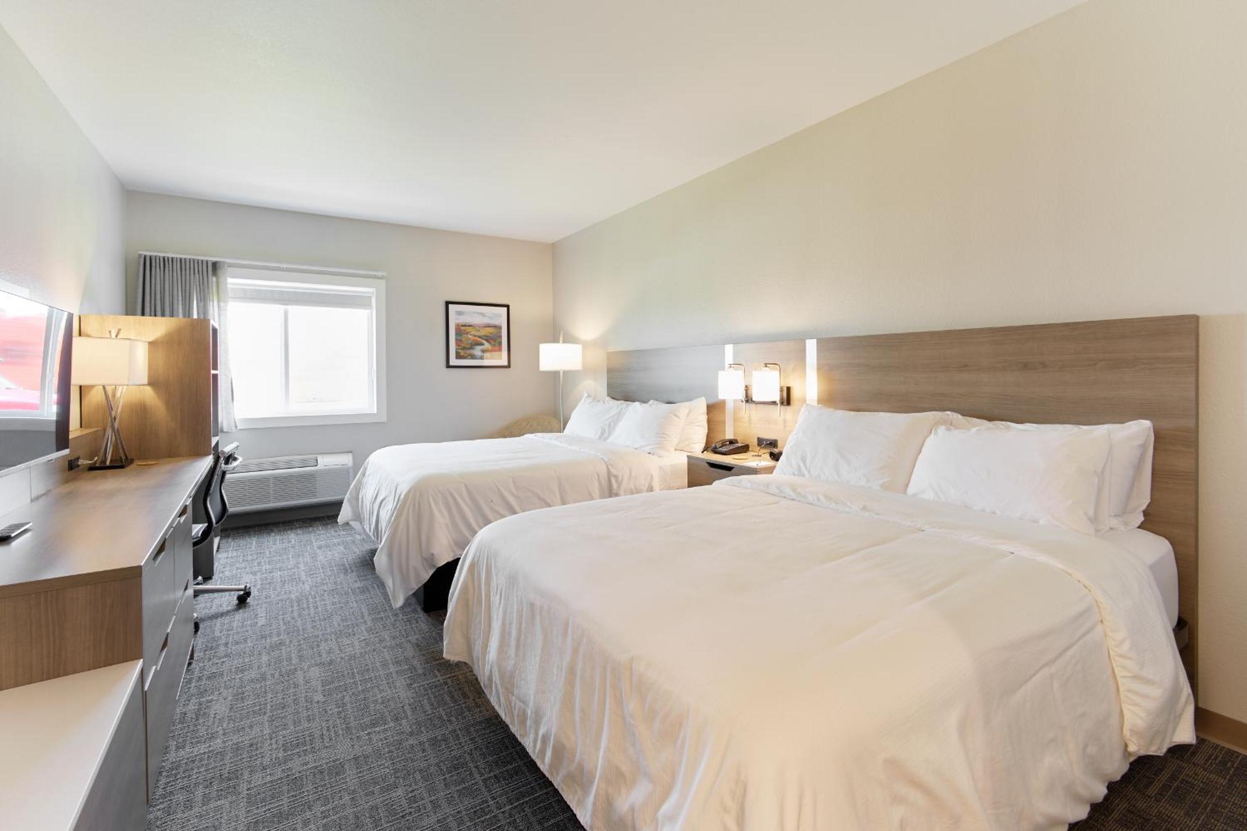 Standard Queen Room with Two Queen Beds - Photo 3