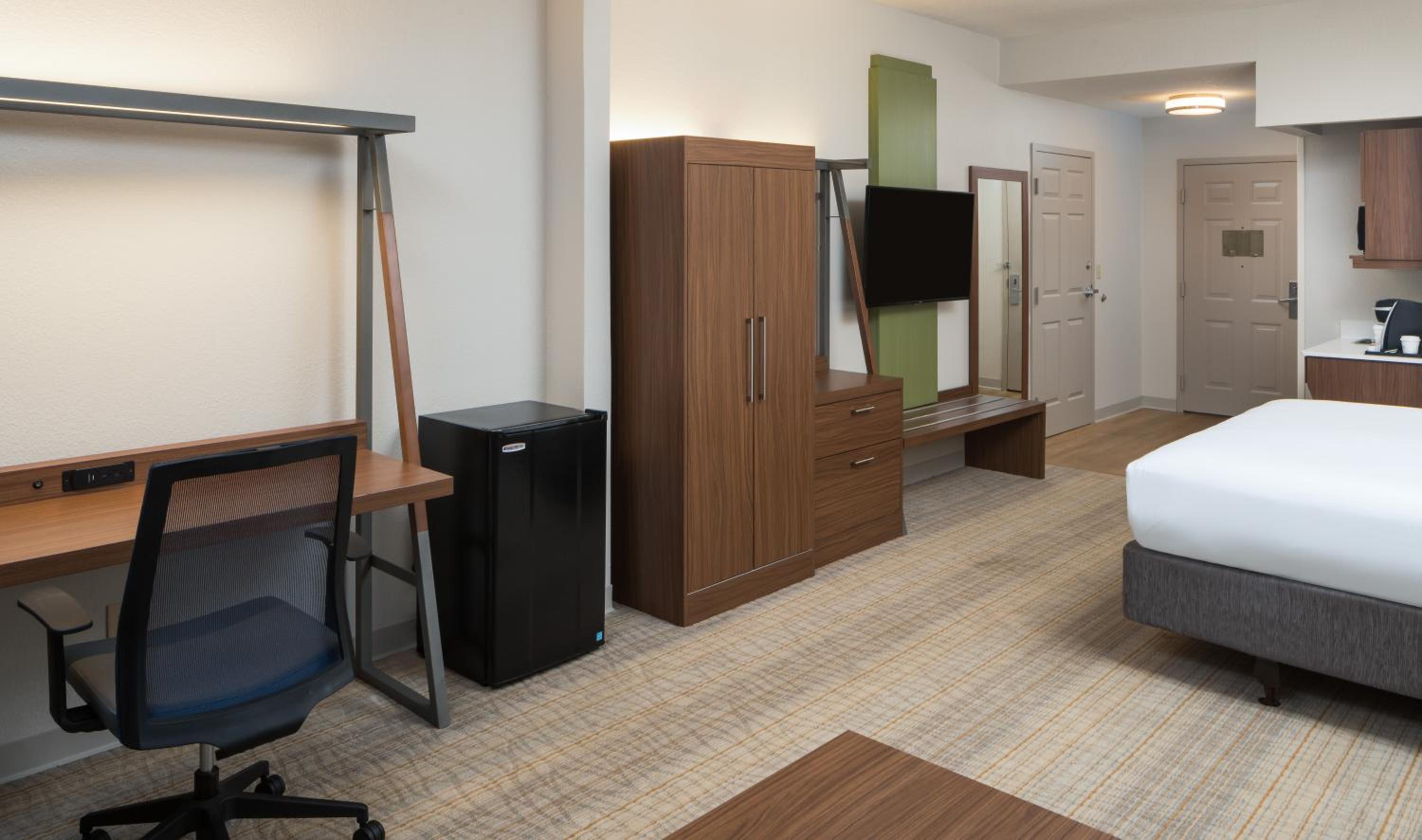 Deluxe King Room with Mobility Accessible Tub - Non-Smoking