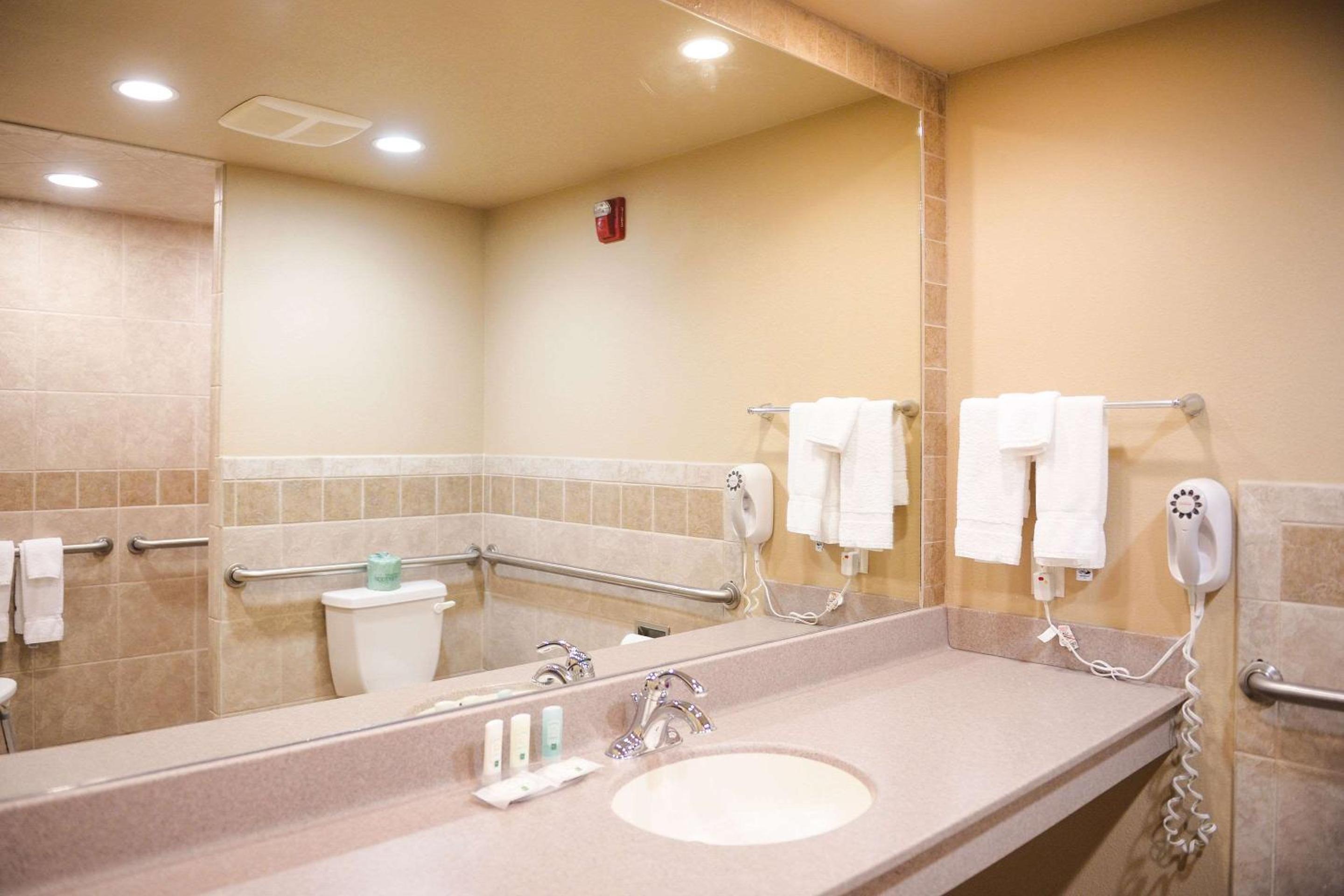 Queen Room - Accessible/Nonsmoking