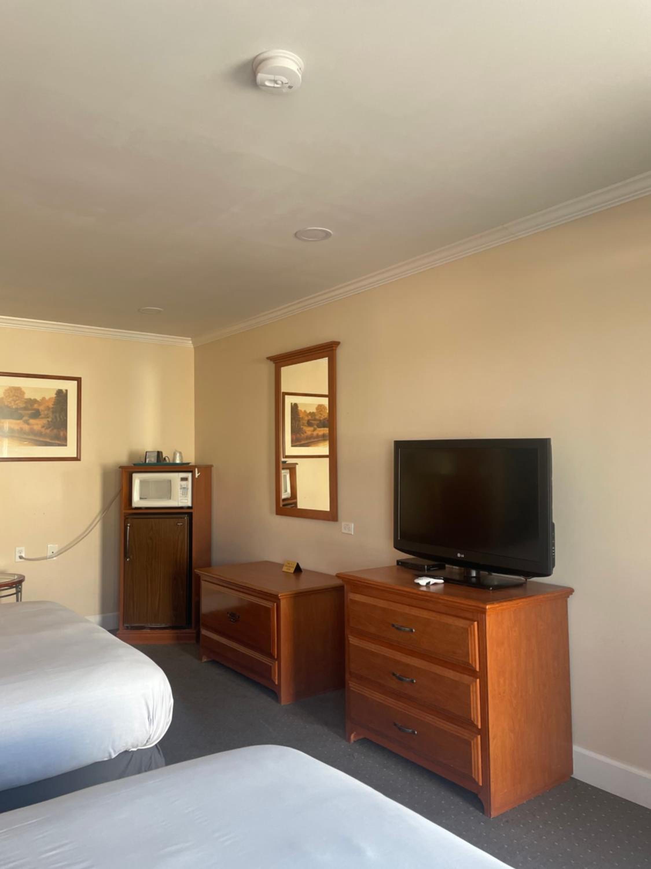 Queen Room with Two Queen Beds - Non-Smoking - Photo 2