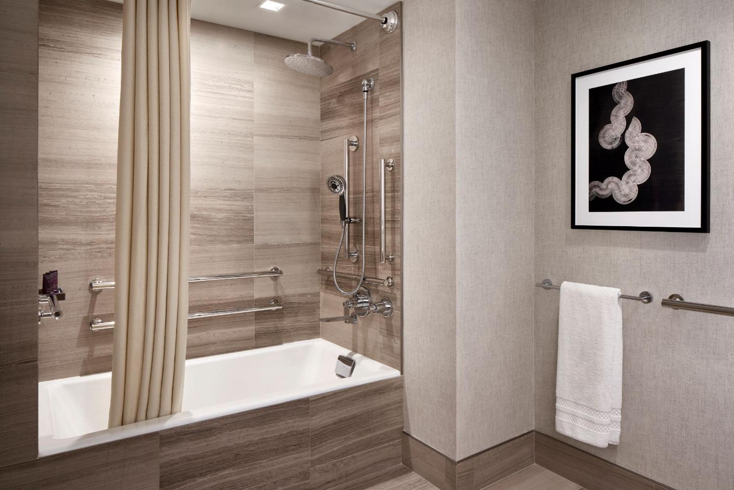 Deluxe King Room with City View and Adapted Tub - Mobility Accessible - Photo 4