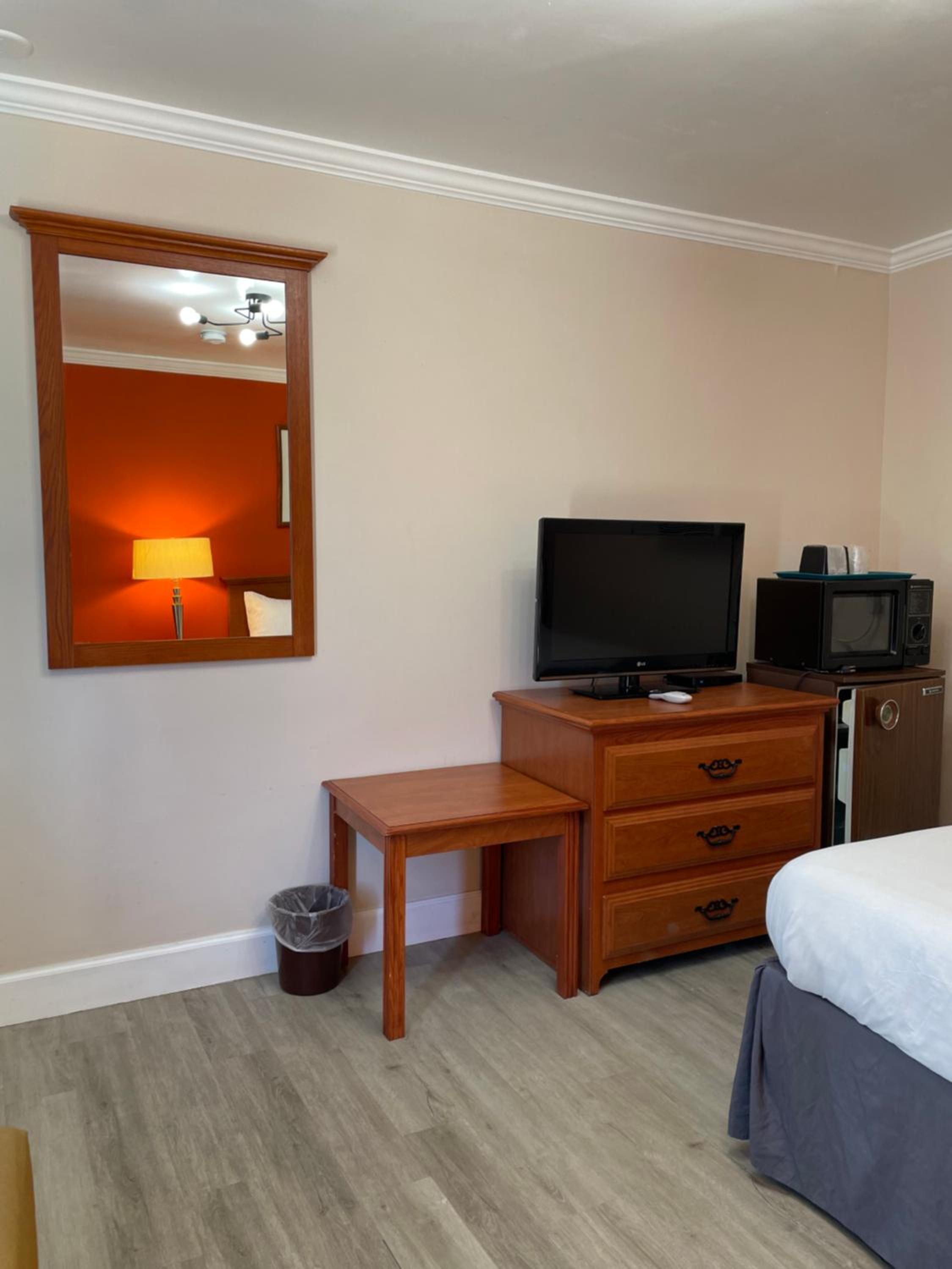 Queen Room - Non-Smoking - Photo 8