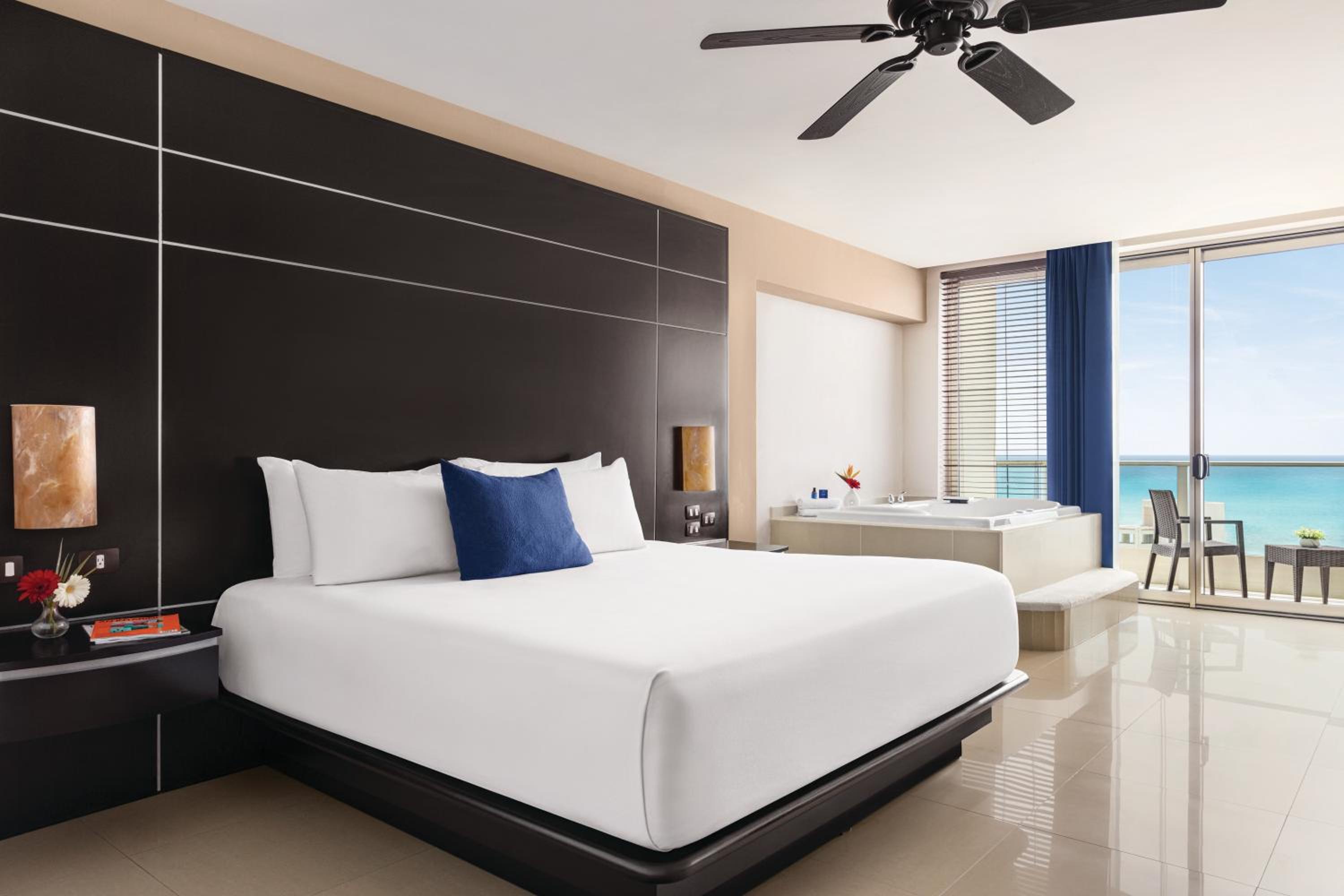 Grand Luxe Suite with Jacuzzi One King Bed photo 1