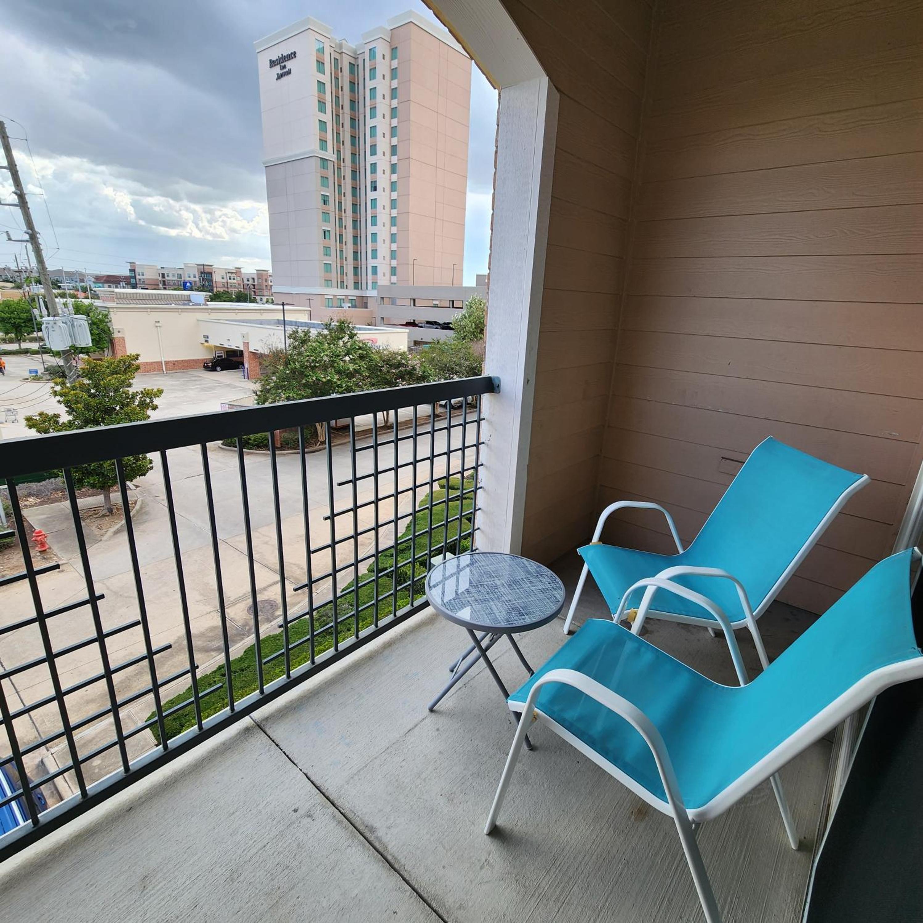 Apartment with Balcony - Photo 7
