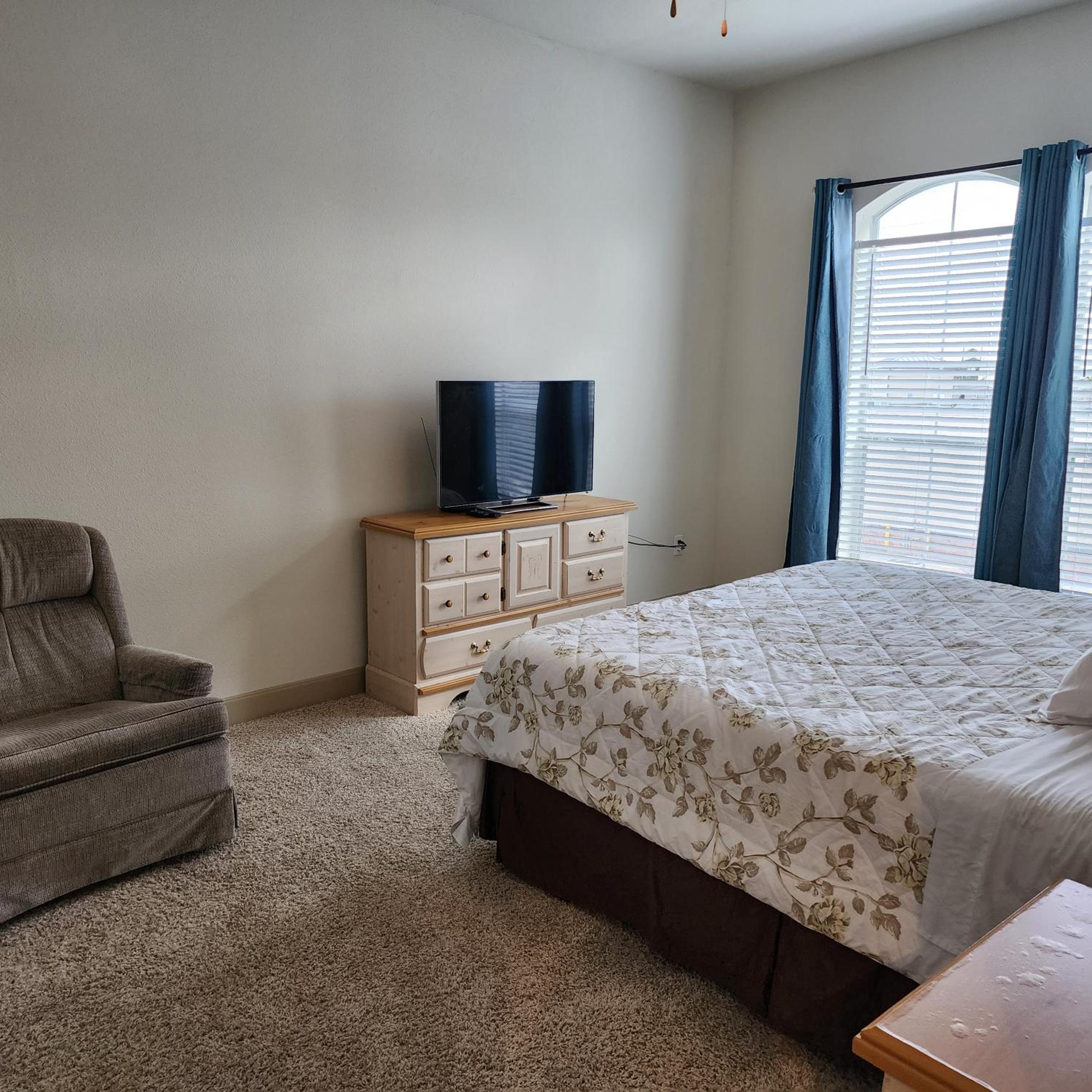 Apartment with Balcony - Photo 4