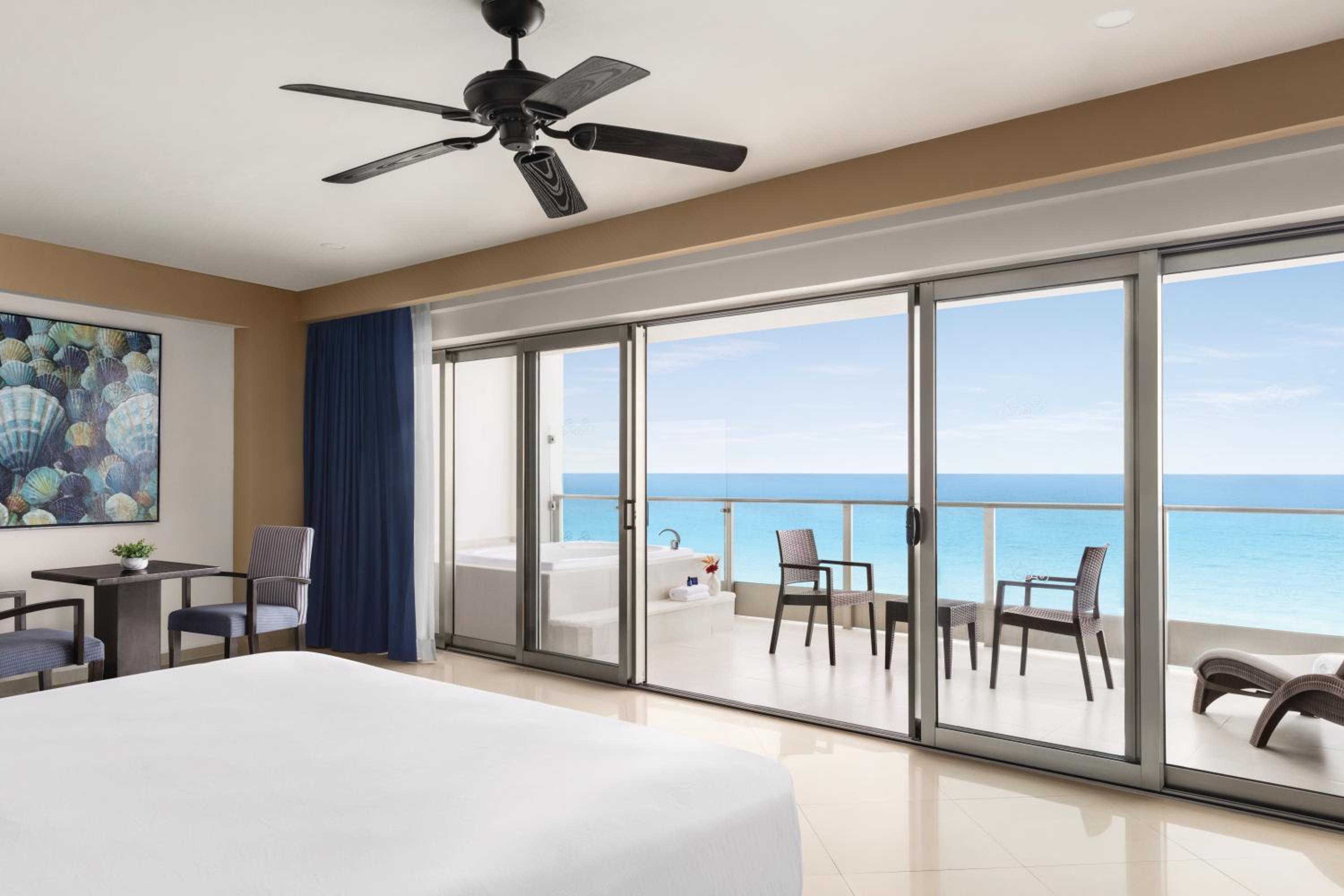Ocean Front Suite One King Bed - Adults only photo 3