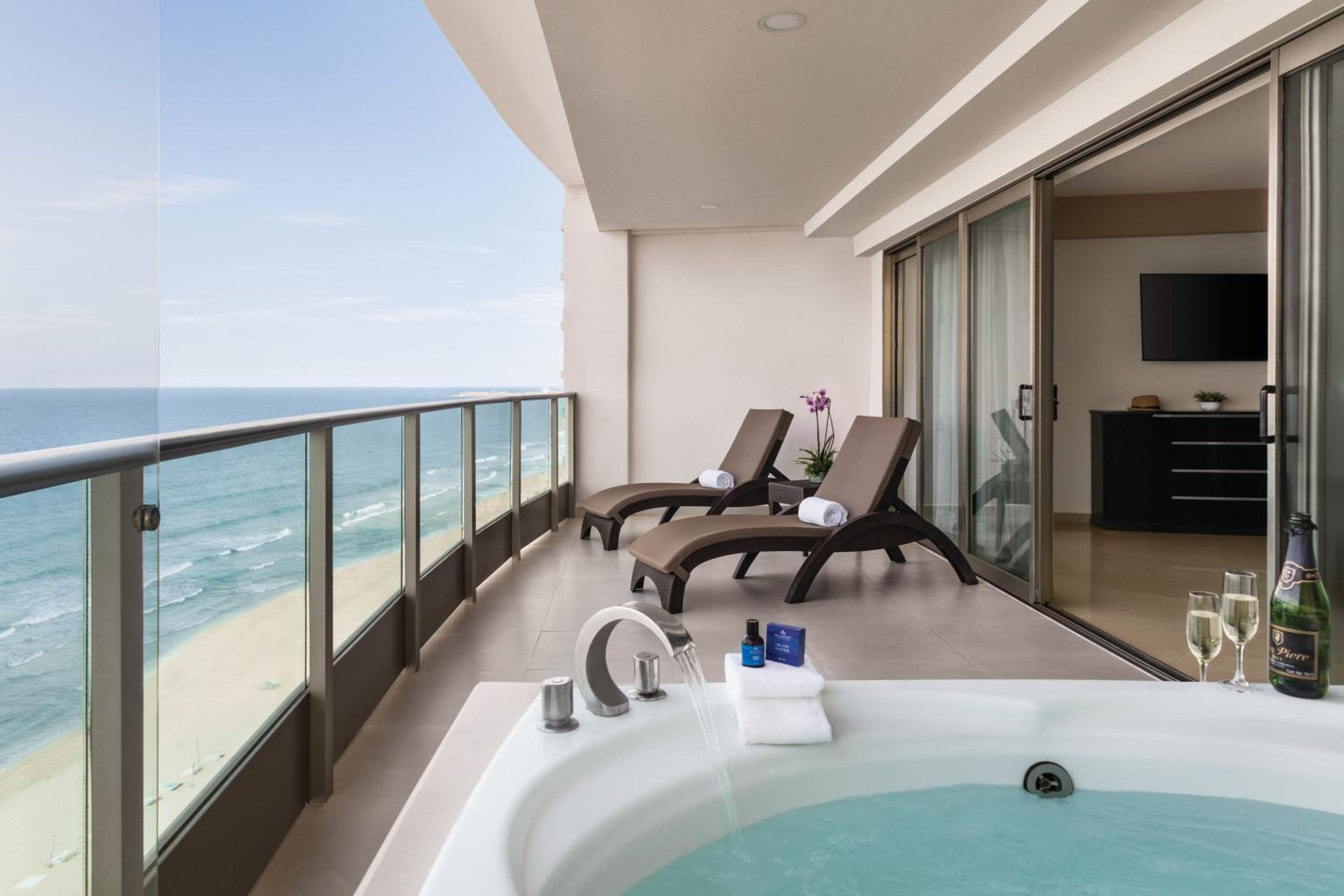 Ocean Front Suite Two Double Beds - Adults Only photo 3