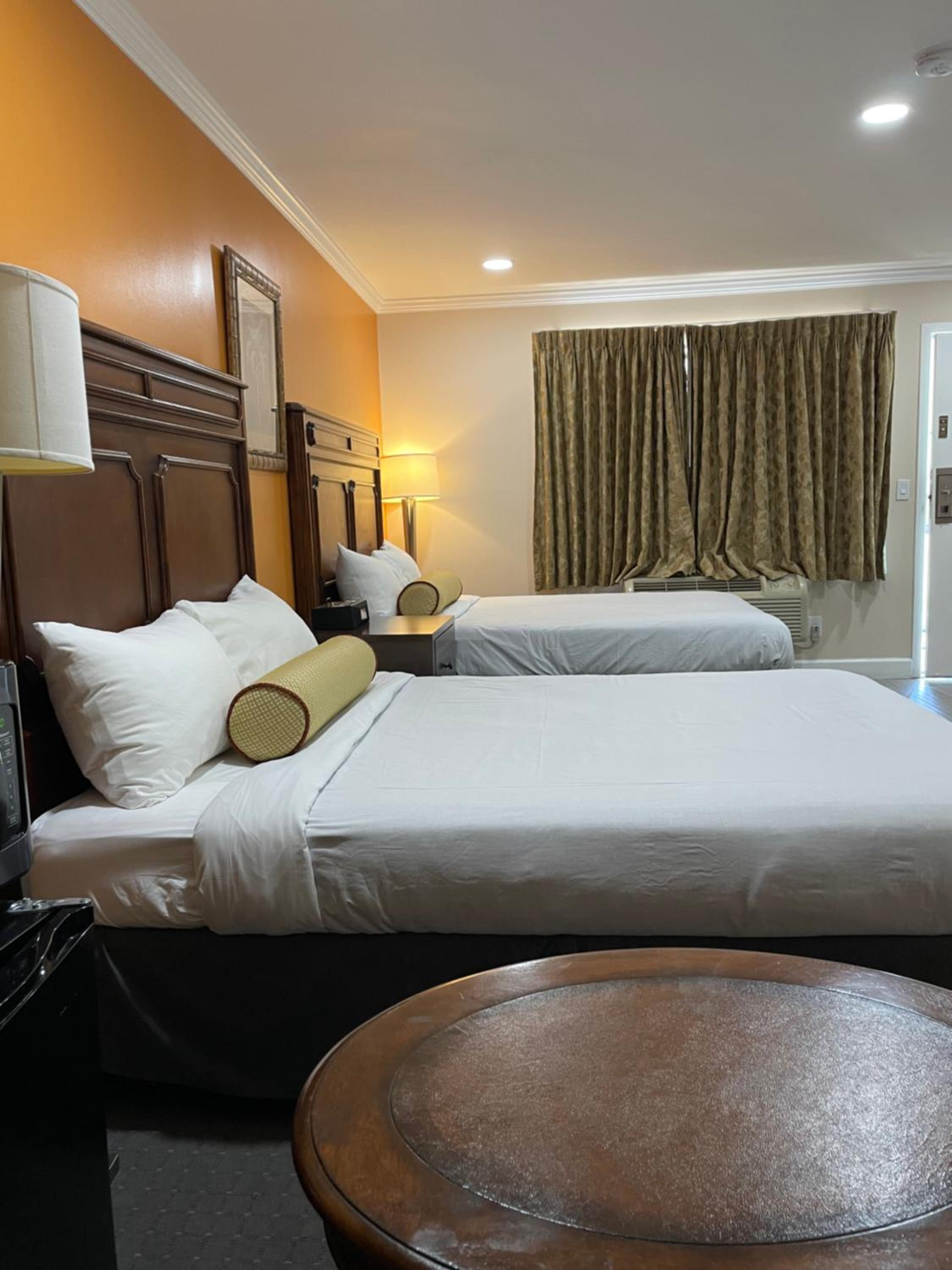 Studio Suite with Two Queen Beds - Non-Smoking - Photo 3