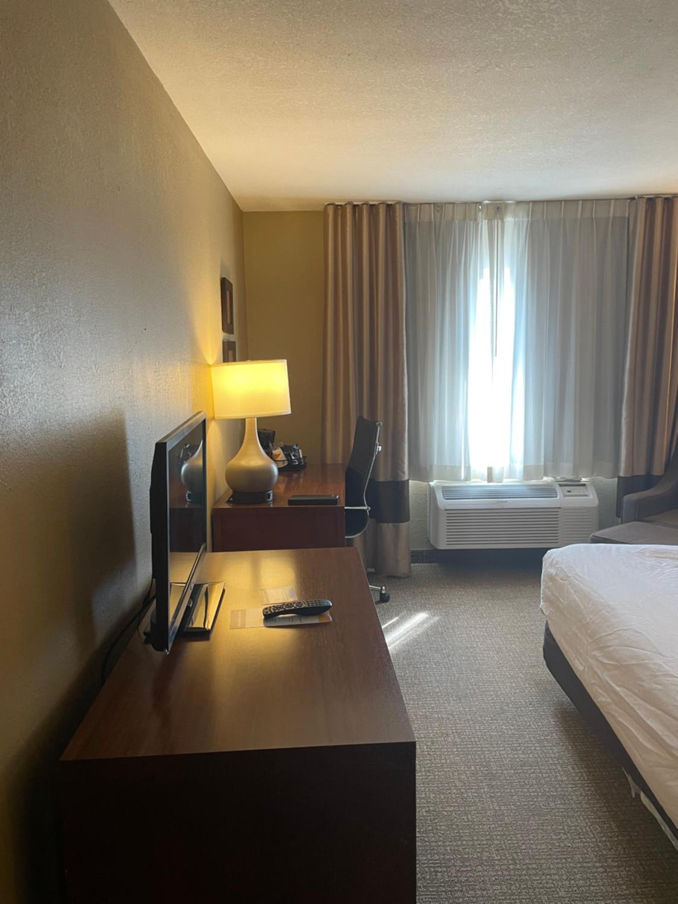 King Room - Non-Smoking - Photo 5