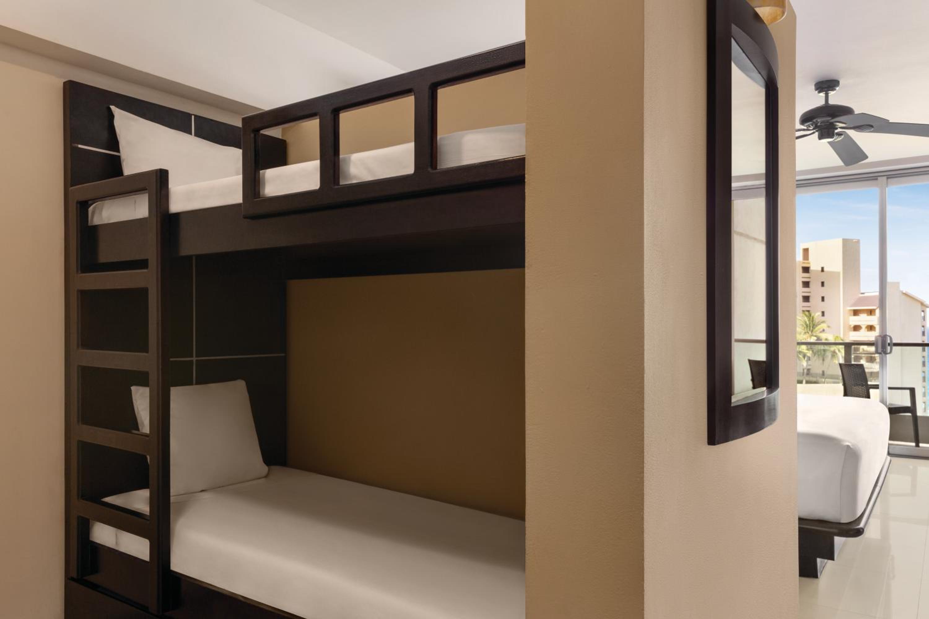 Family Suite One King Bed photo 3