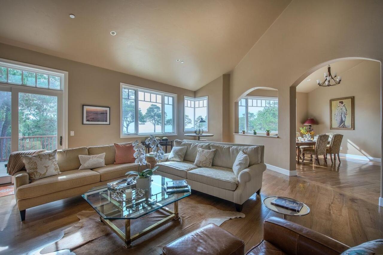 Five-Bedroom House photo 1