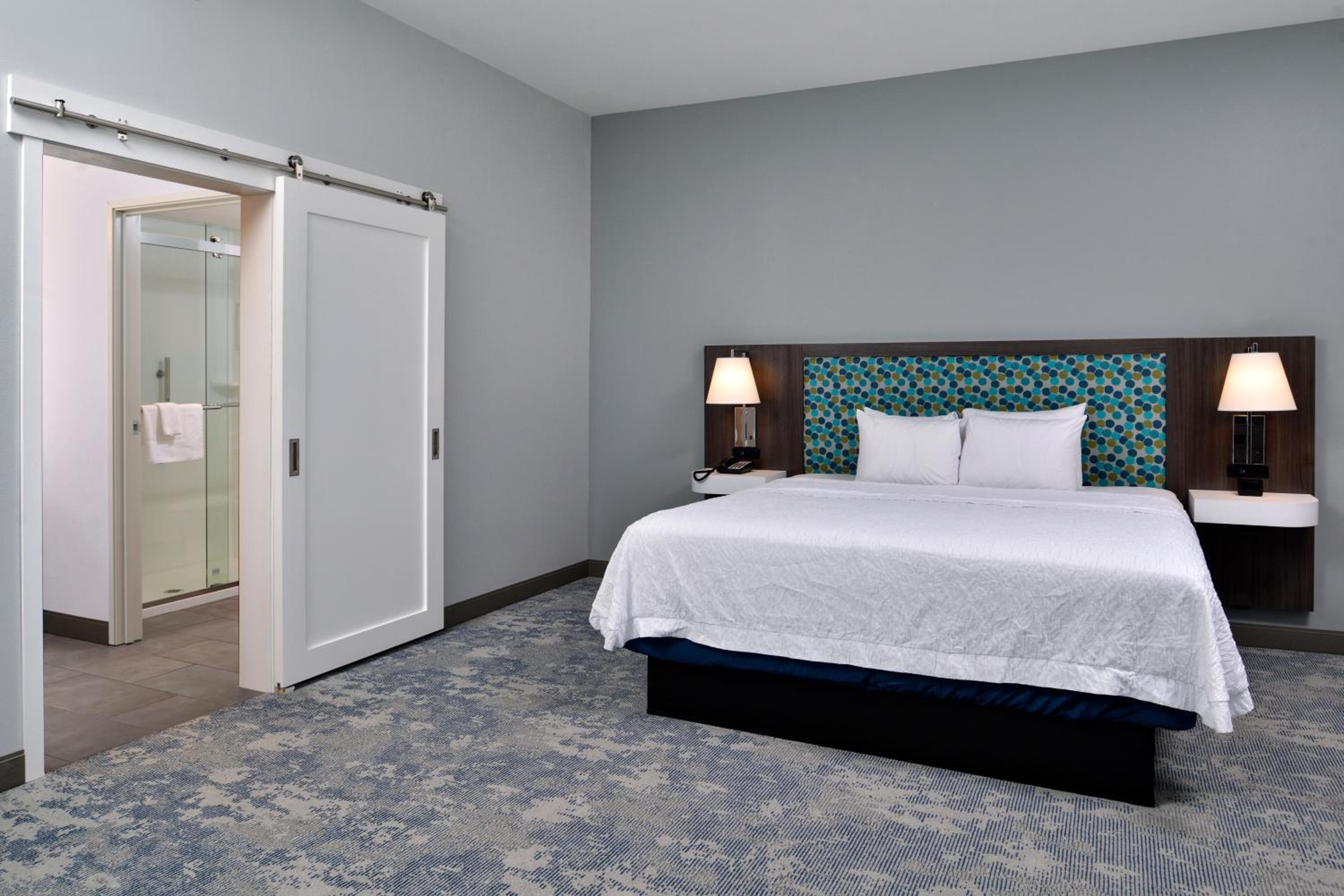King Room with Sofa Bed - Hearing Access/Non-Smoking - Photo 3
