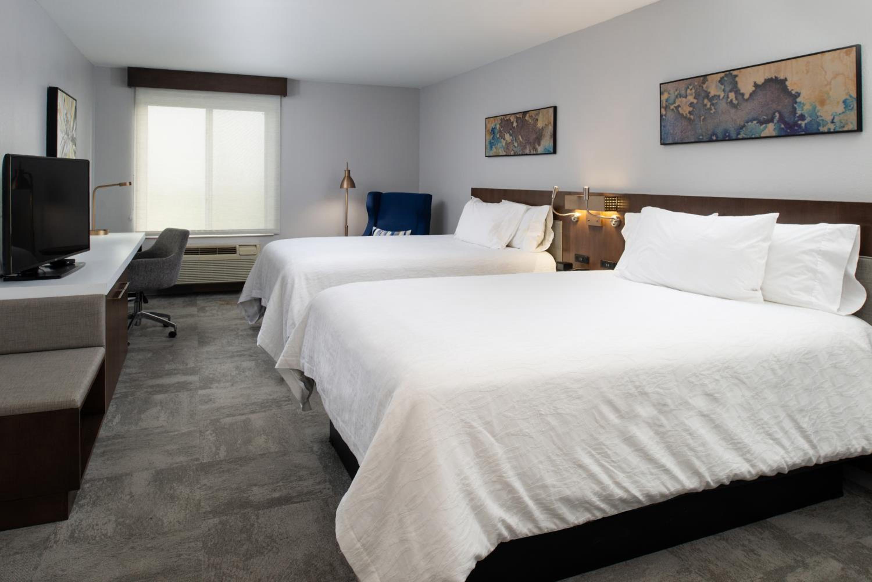 Queen Room with Two Queen Beds - Photo 5
