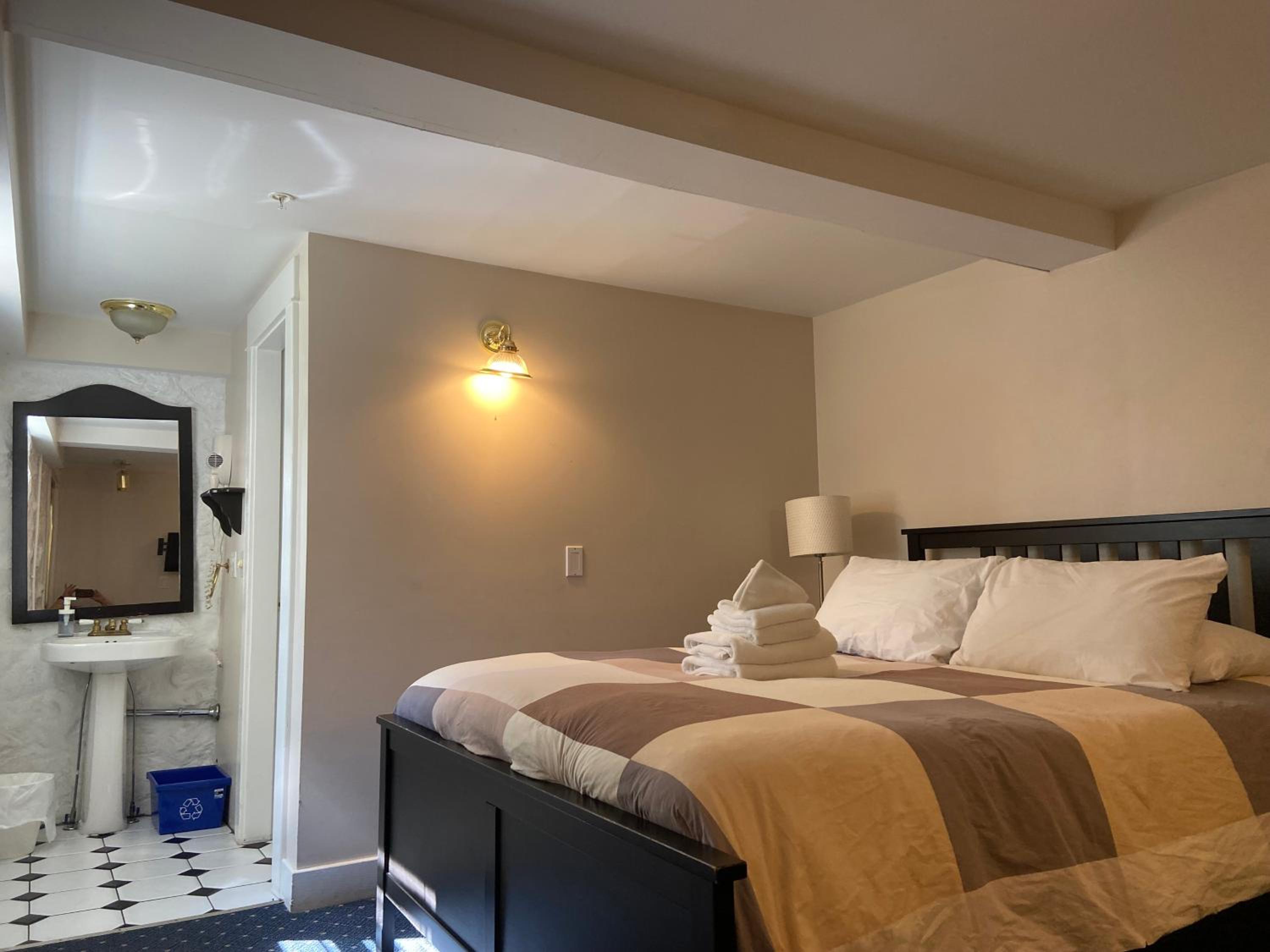 Double Room (Lower Level)