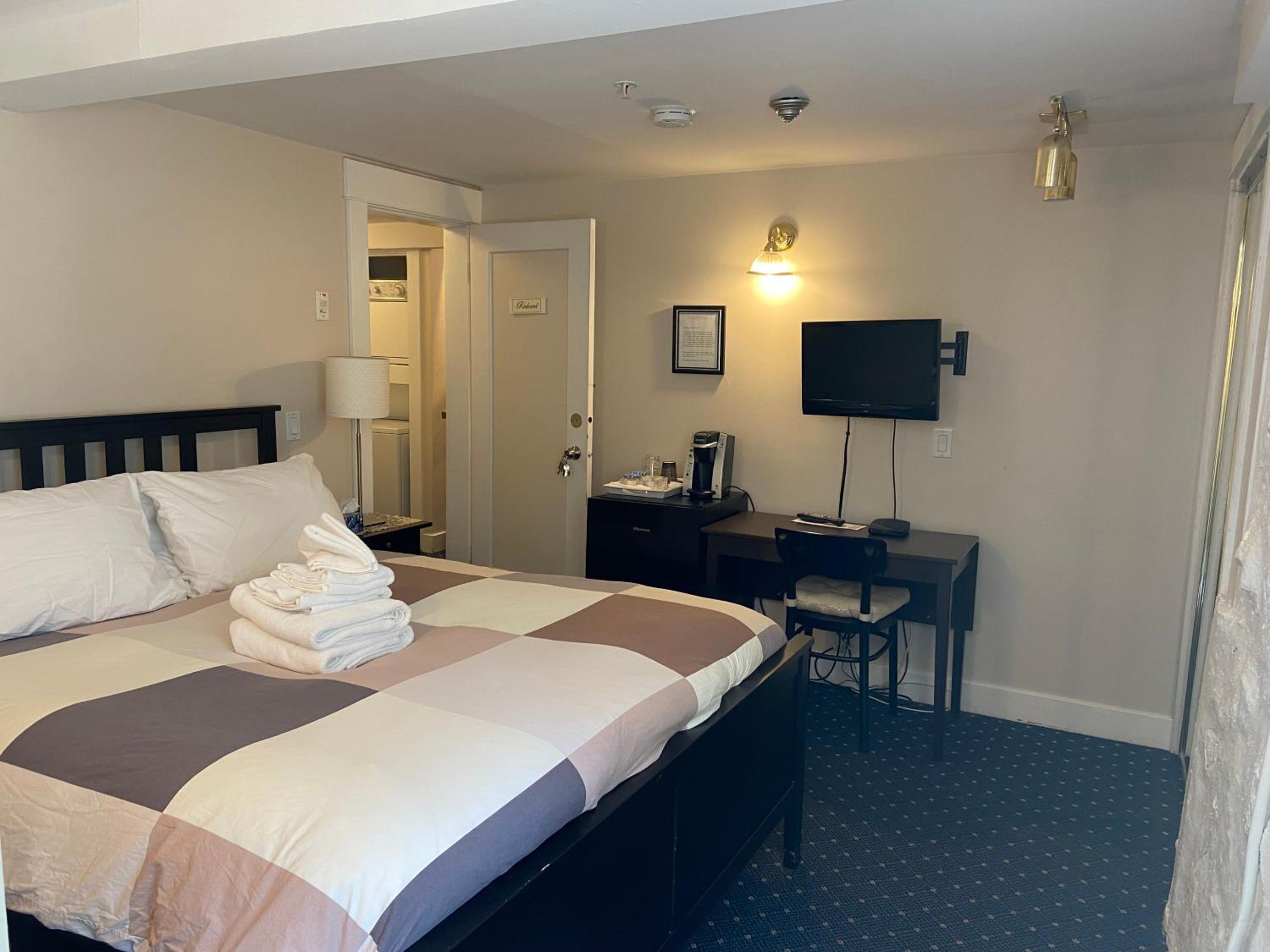 Double Room (Lower Level)