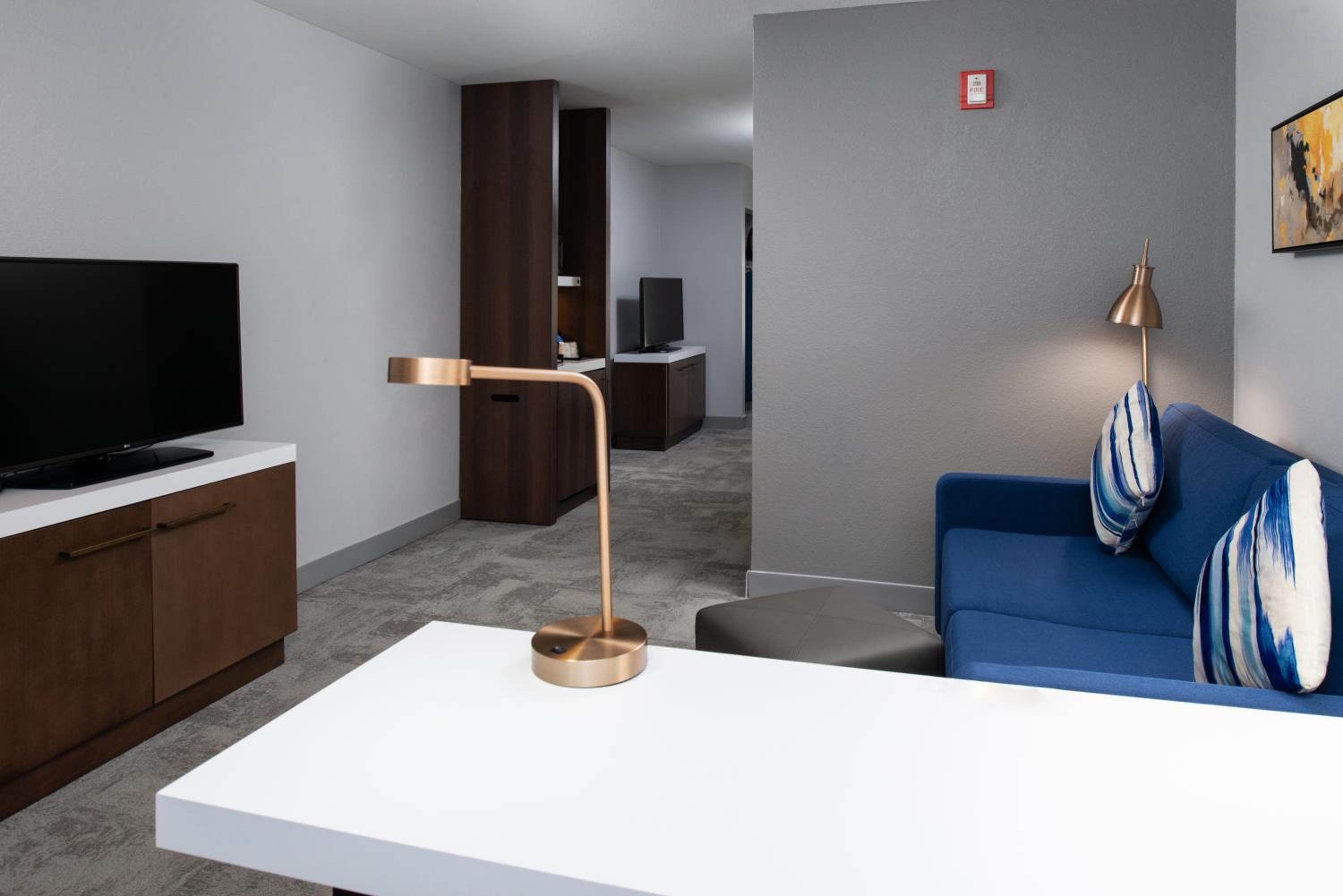 Junior King Suite with Sofa Bed - Photo 7