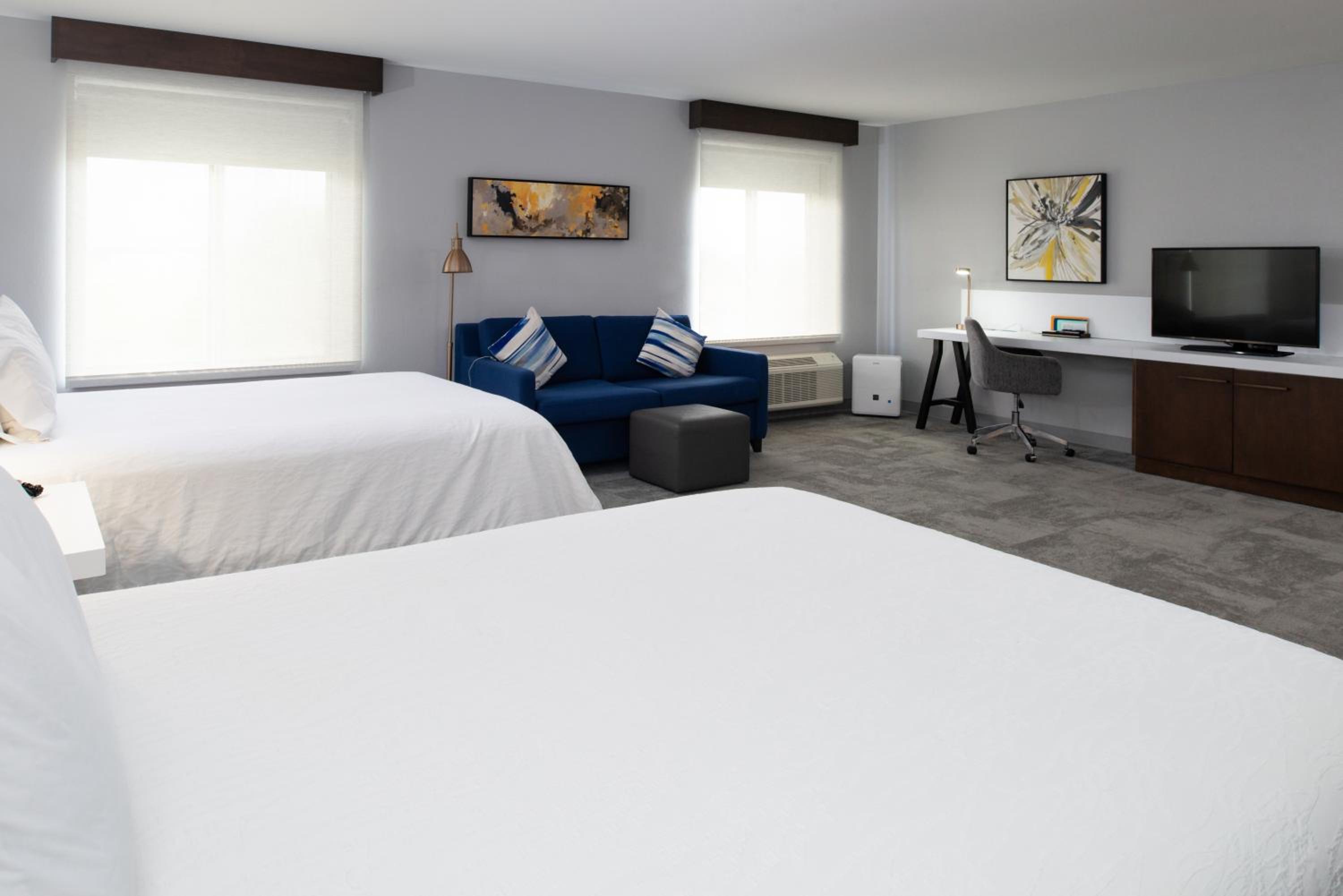 Queen Room with Two Queen Beds - Photo 4