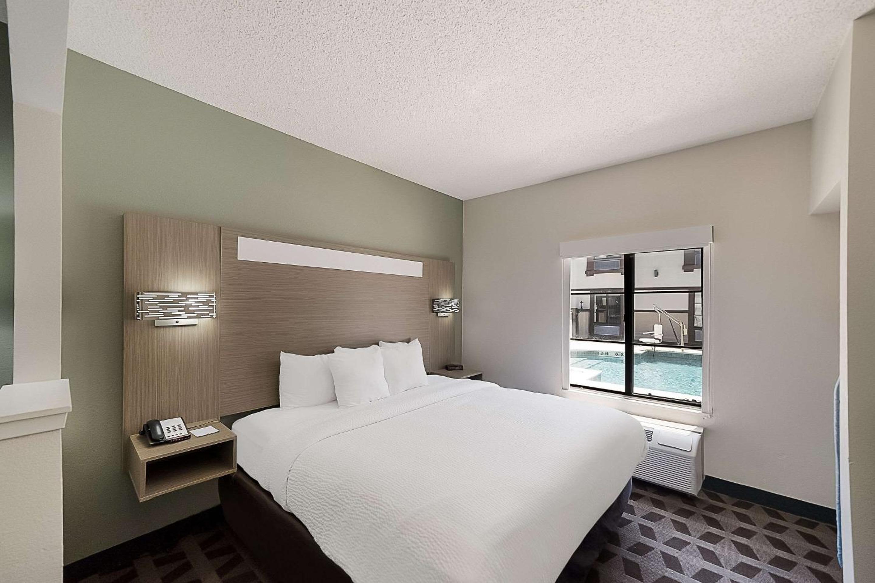 King Suite - Non-Smoking - Photo 17