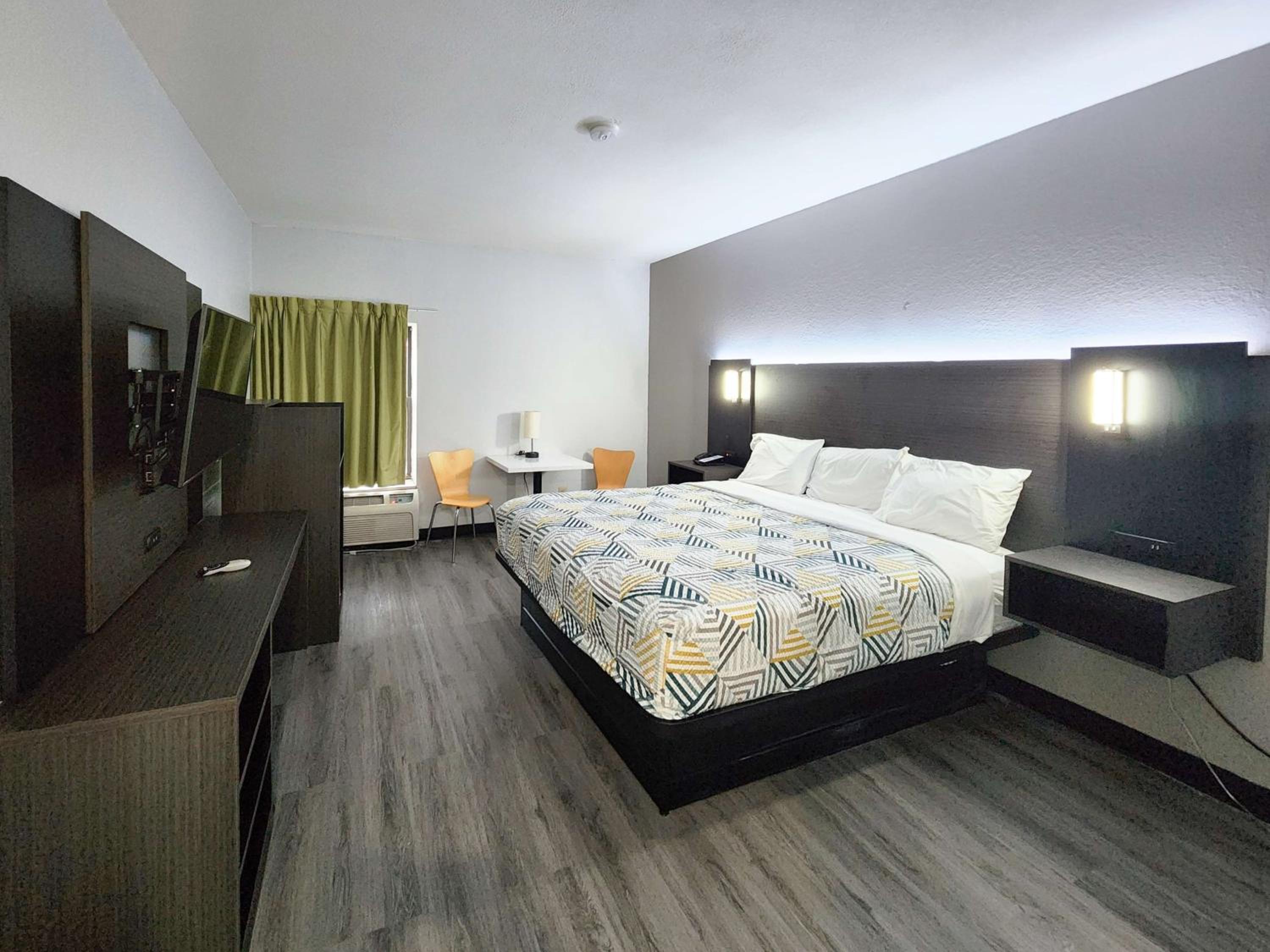 Deluxe King Room - Non-Smoking - Photo 1