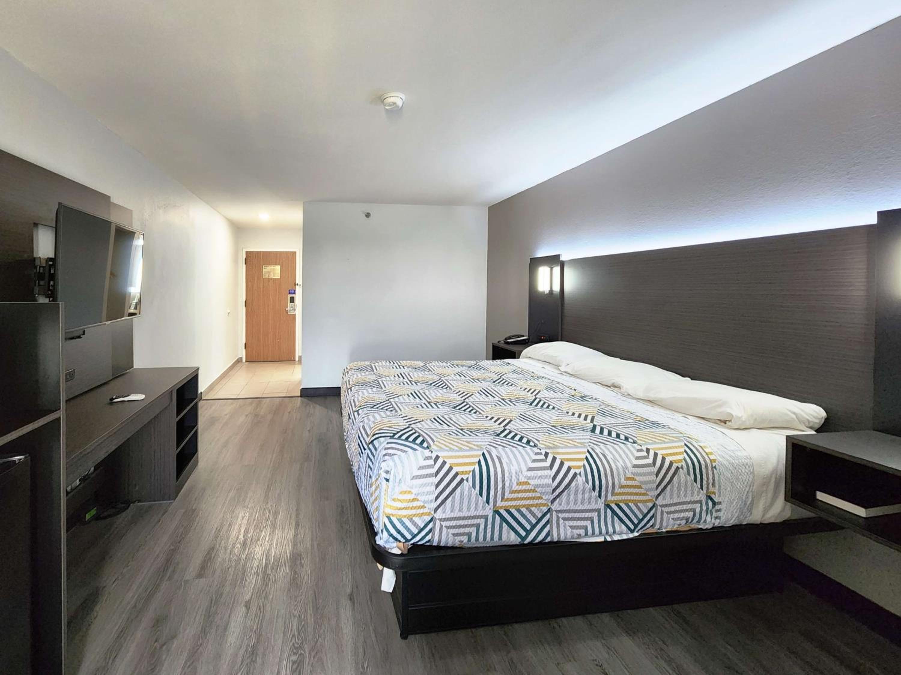 Deluxe King Room - Non-Smoking - Photo 9