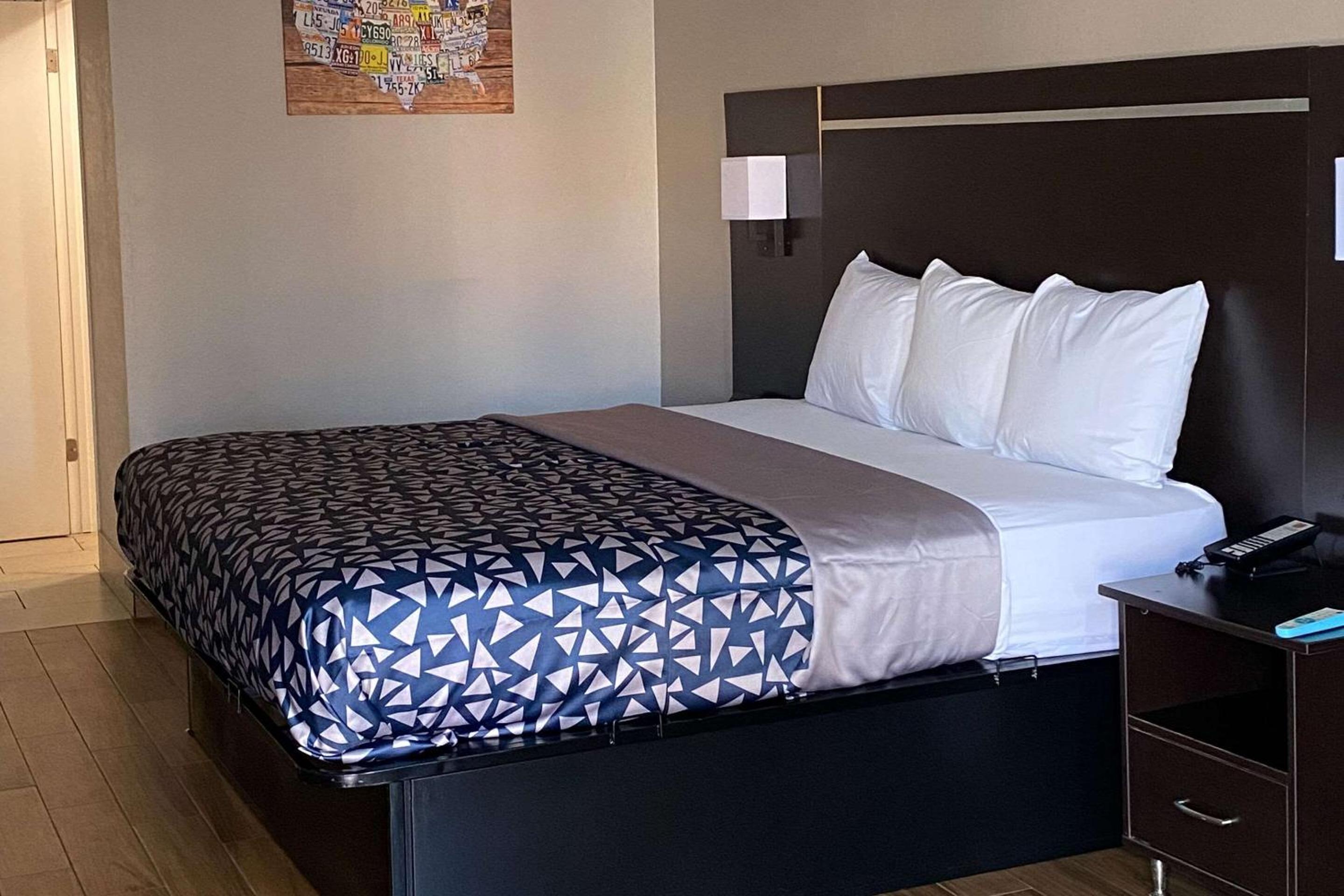King Room with River View - Non Smoking/Exterior Hall - Photo 1