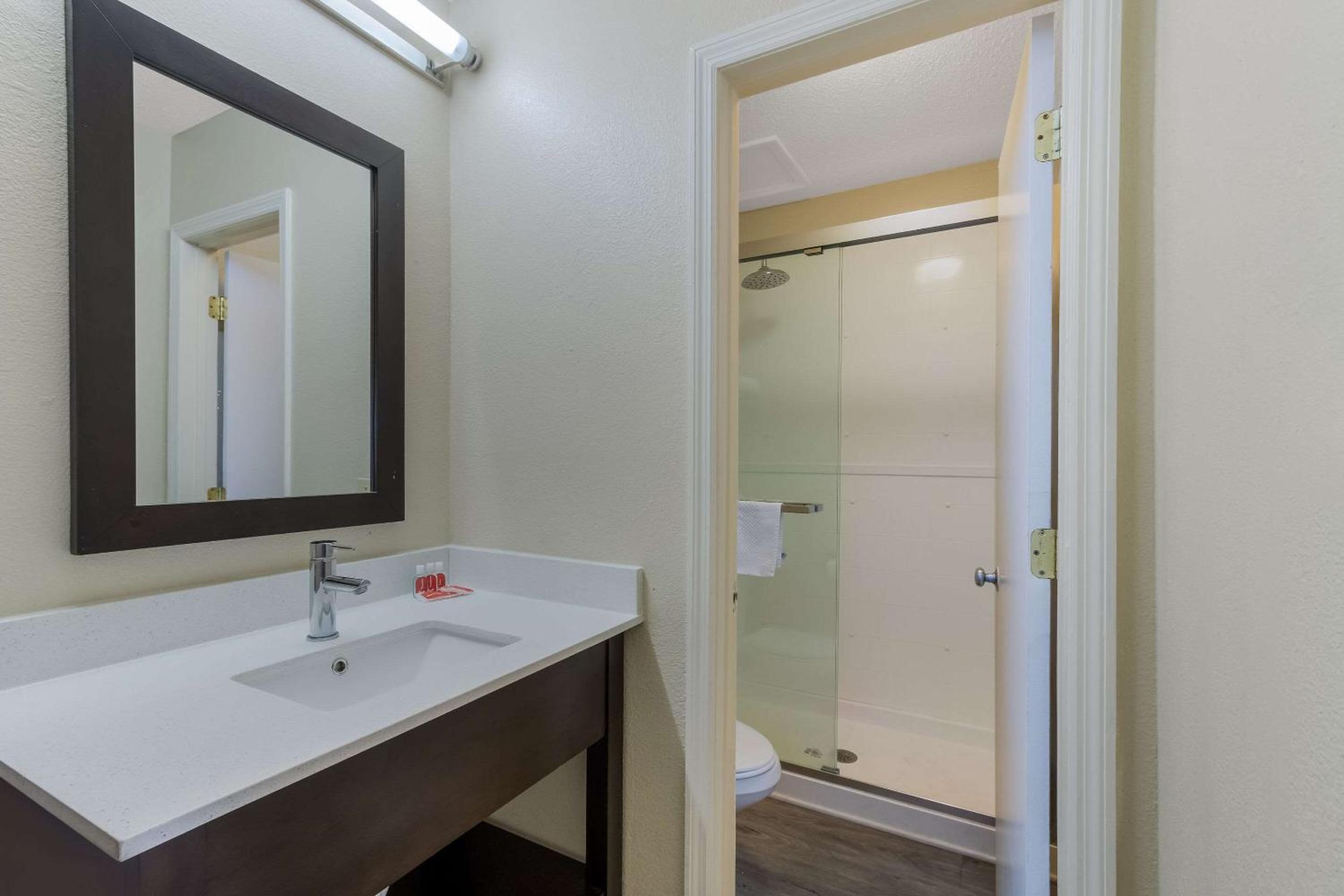 King Room - Non-Smoking - Photo 2