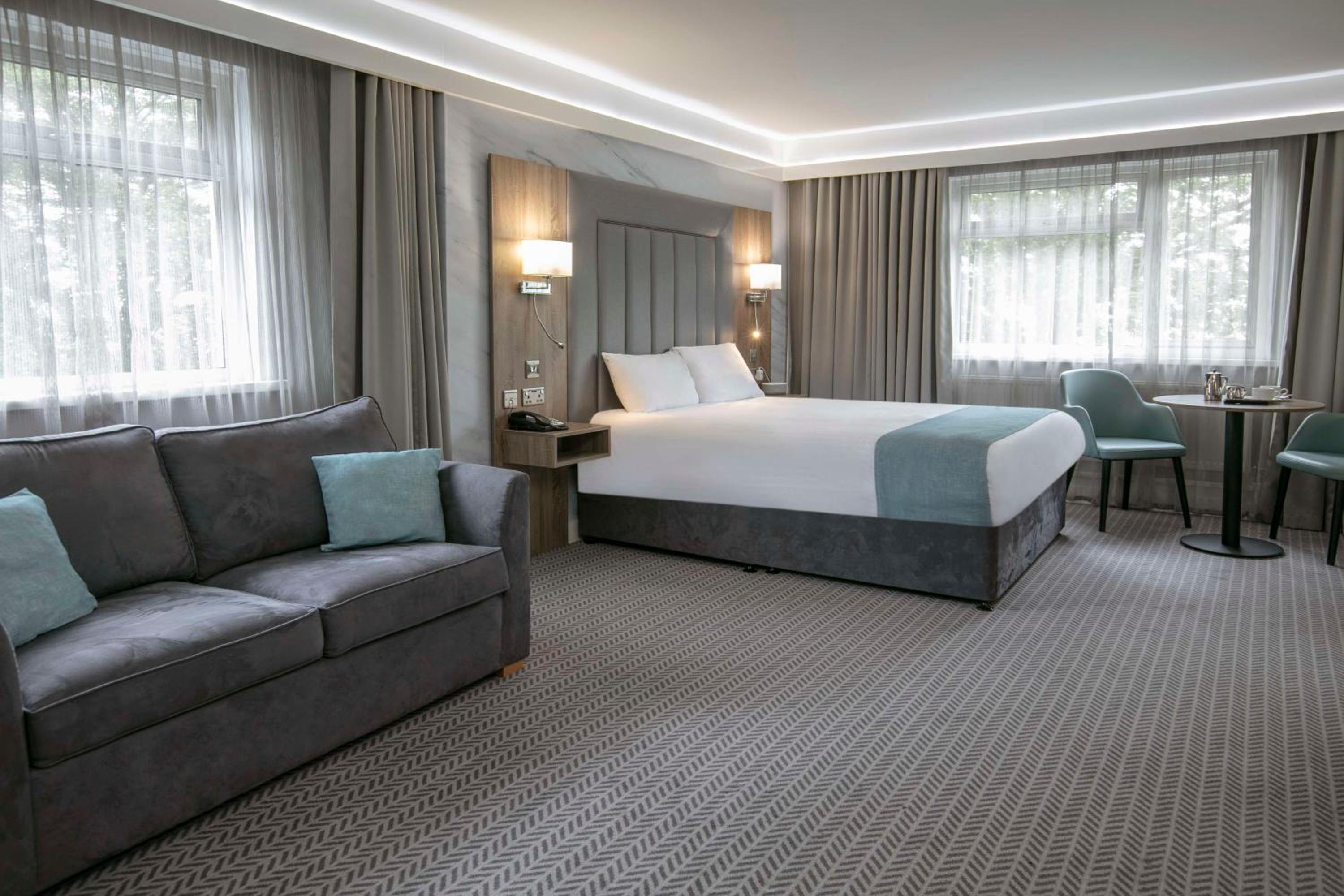 Junior Queen Suite - Photo 1
