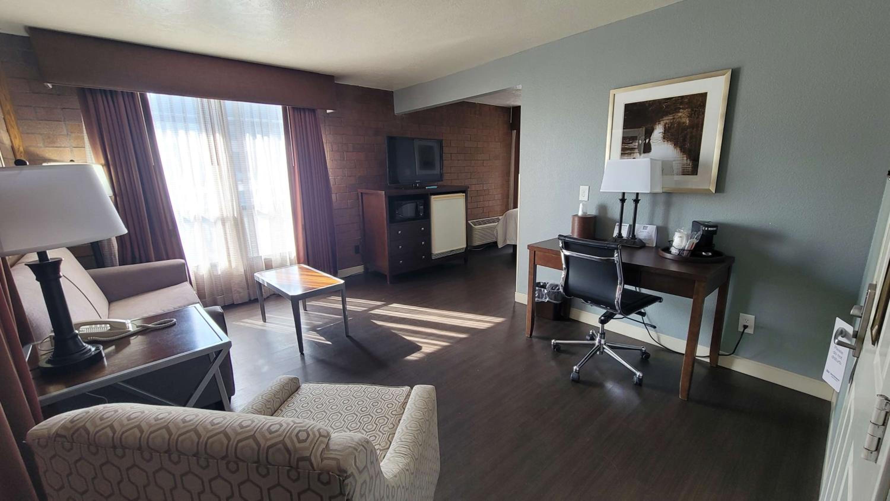 Queen Suite with Sofa Bed - Pet Friendly - Non-smoking photo 1