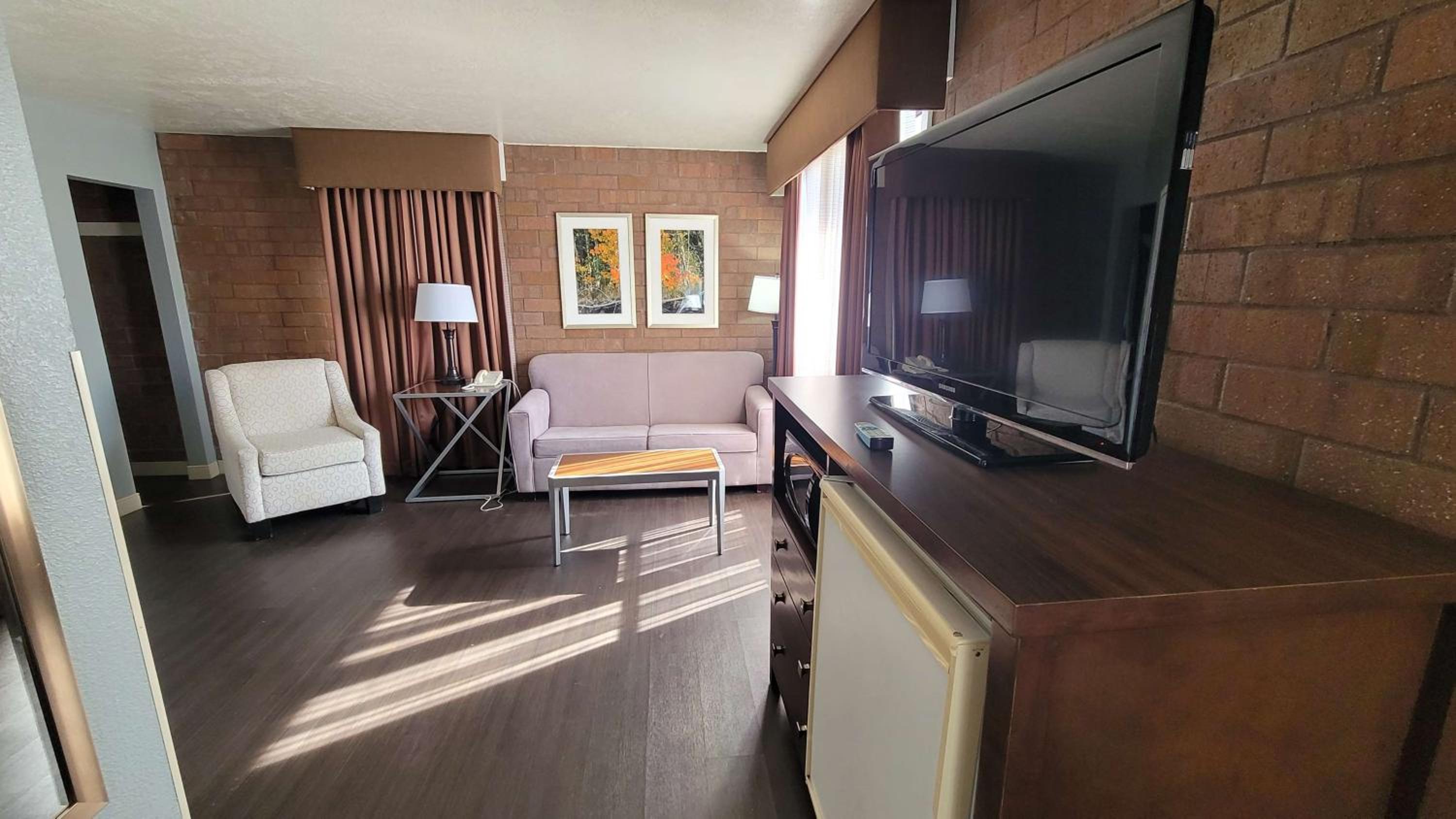 Queen Suite with Sofa Bed - Pet Friendly - Non-smoking photo 3