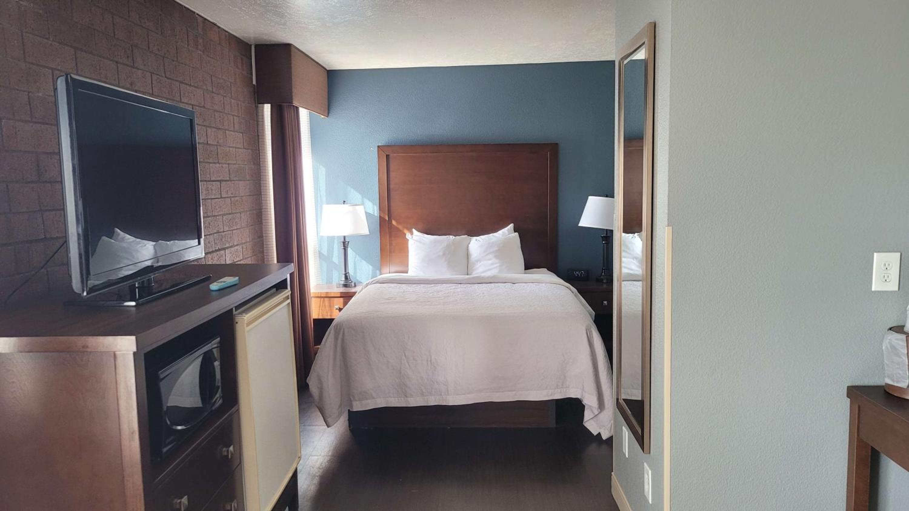 Queen Suite with Sofa Bed - Pet Friendly - Non-smoking photo 2
