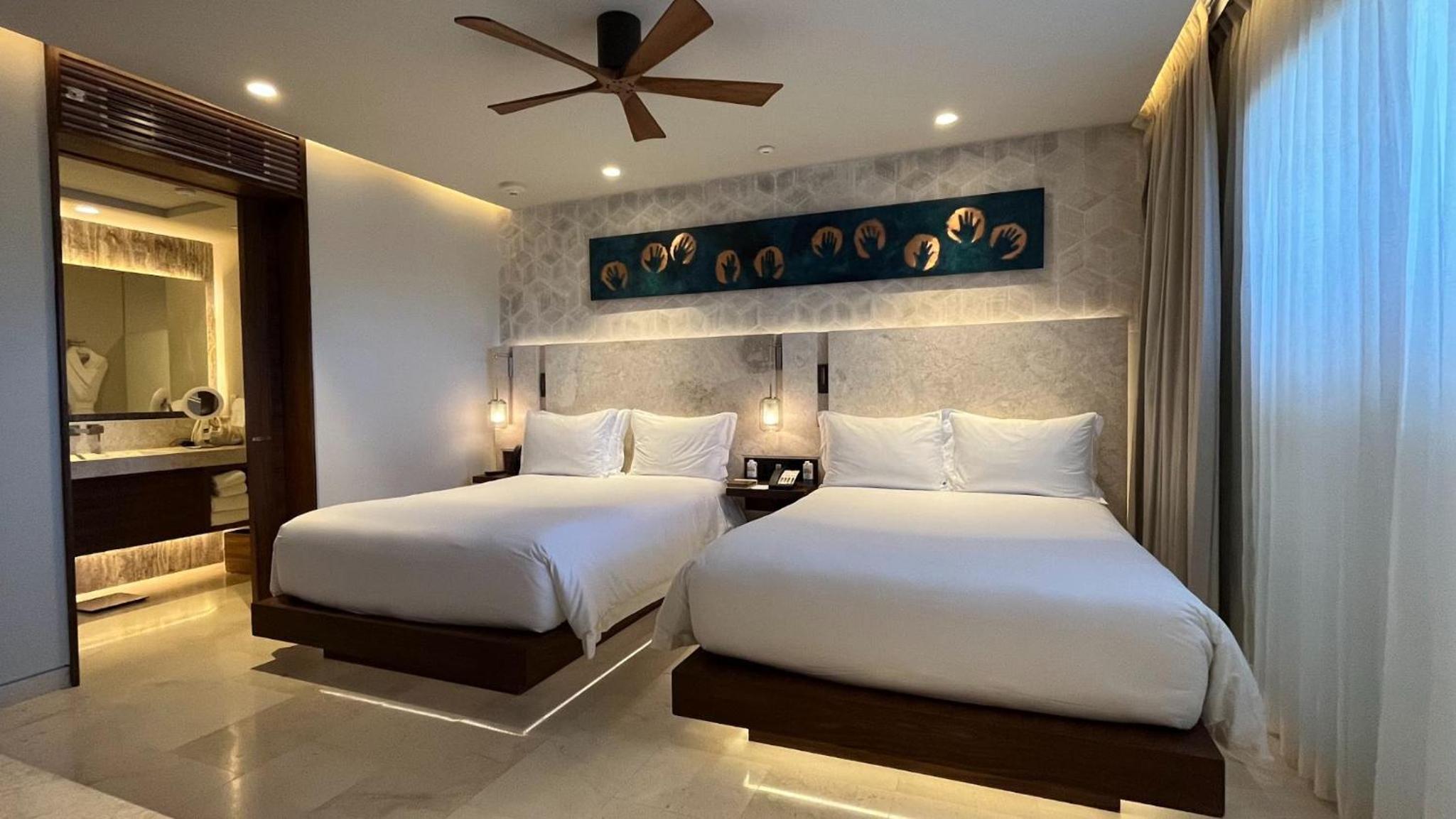 Suite de Tres Dormitorios con Balcón y Vista al Mar